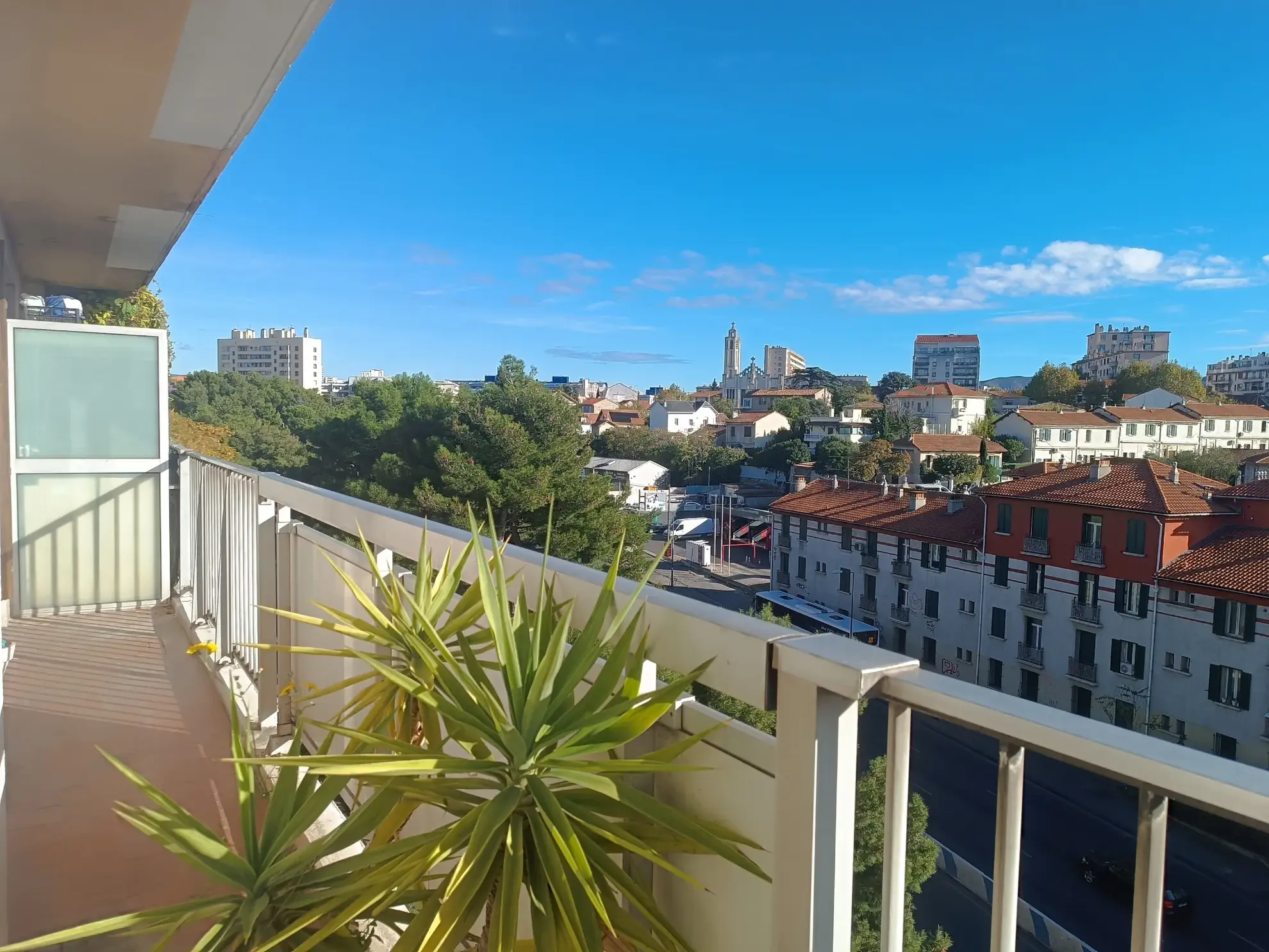 Grand appartement familial avec balcons, parking et cave à Marseille 