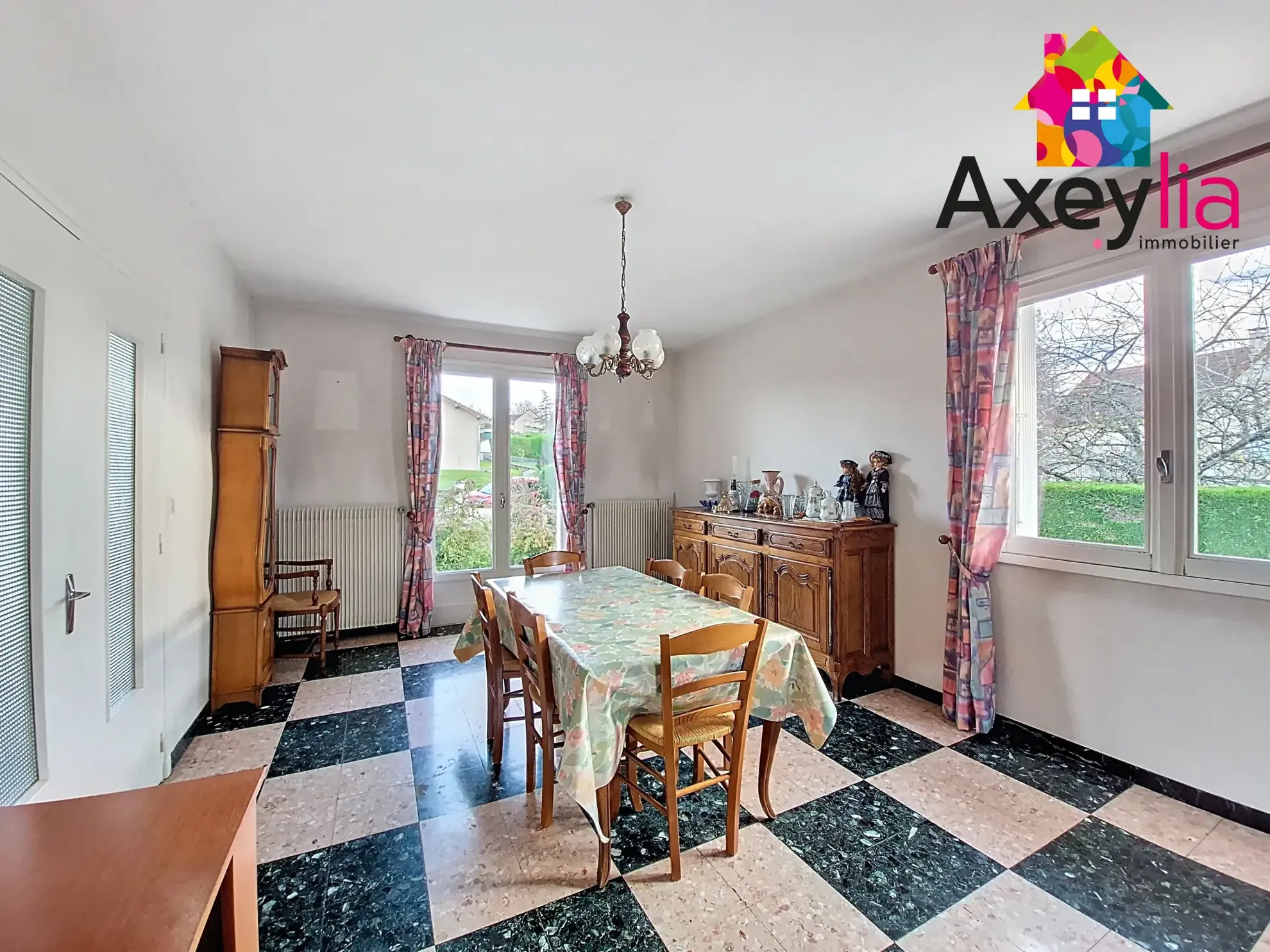 Maison avec 3 chambres, garages et terrain clos à Saint-Christophe-en-Brionnais 