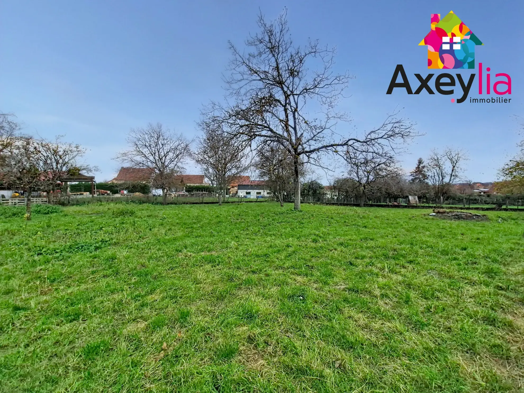 Maison avec 3 chambres, garages et terrain clos à Saint-Christophe-en-Brionnais 