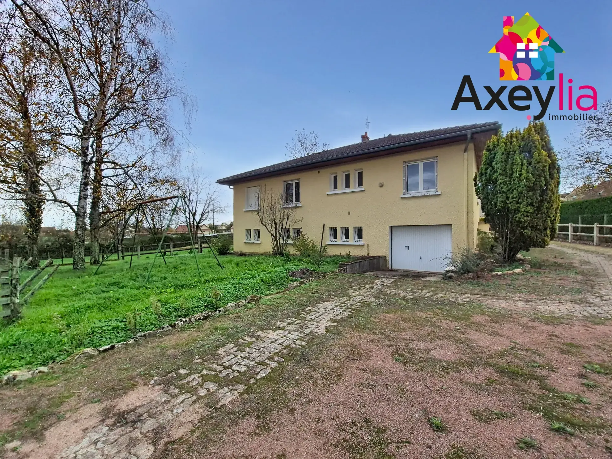 Maison avec 3 chambres, garages et terrain clos à Saint-Christophe-en-Brionnais 