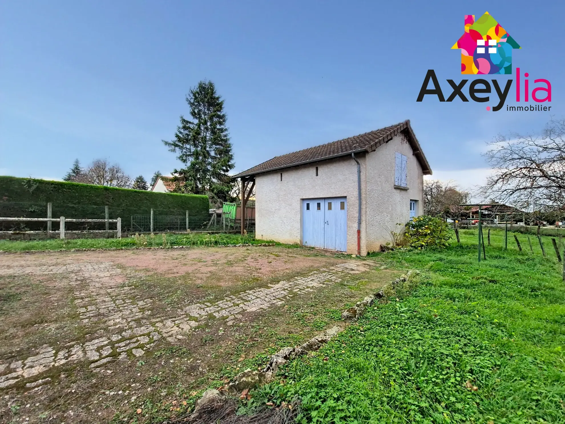 Maison avec 3 chambres, garages et terrain clos à Saint-Christophe-en-Brionnais 