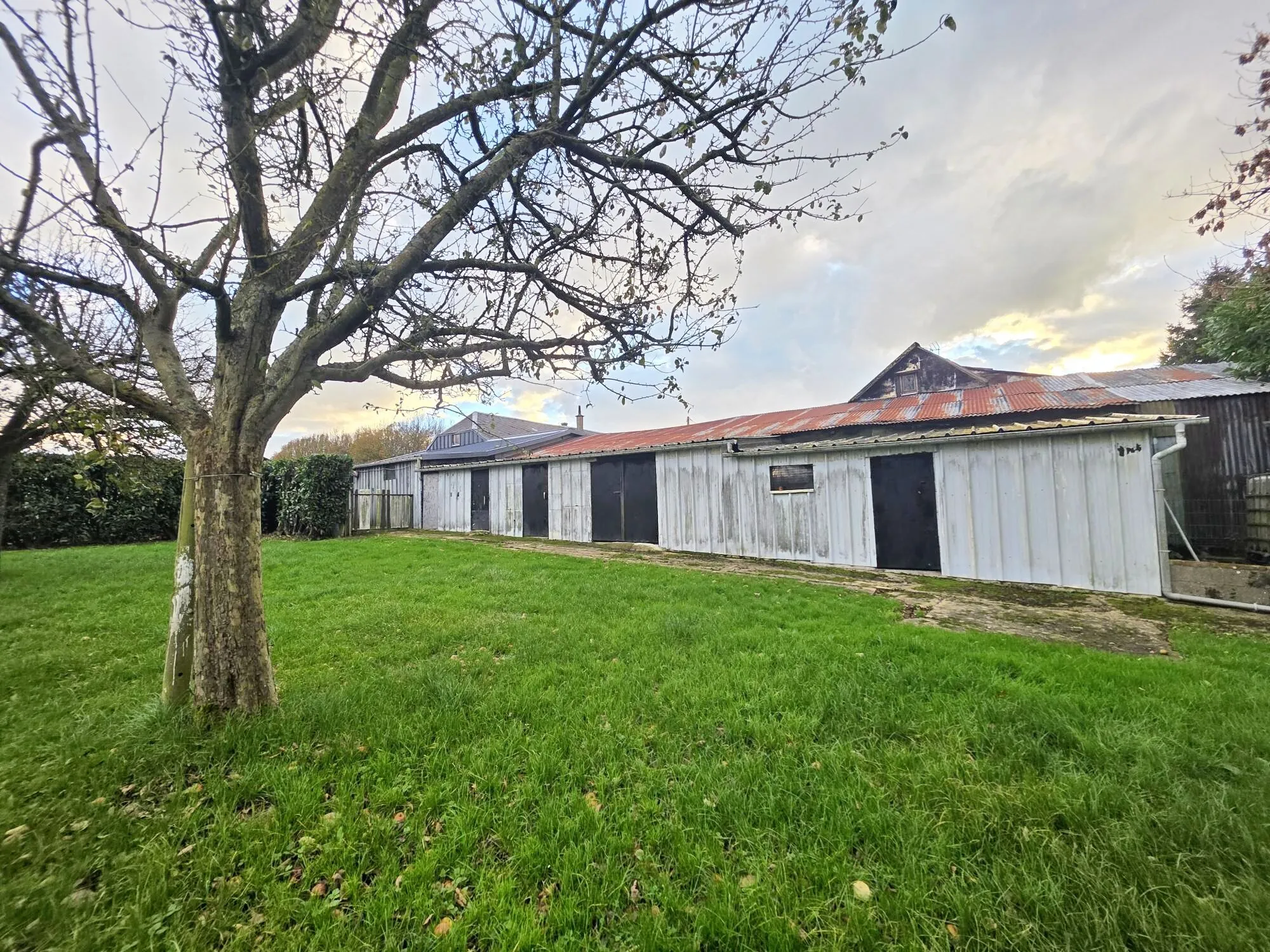 Longère à vendre près de Goderville avec grand terrain et dépendances 