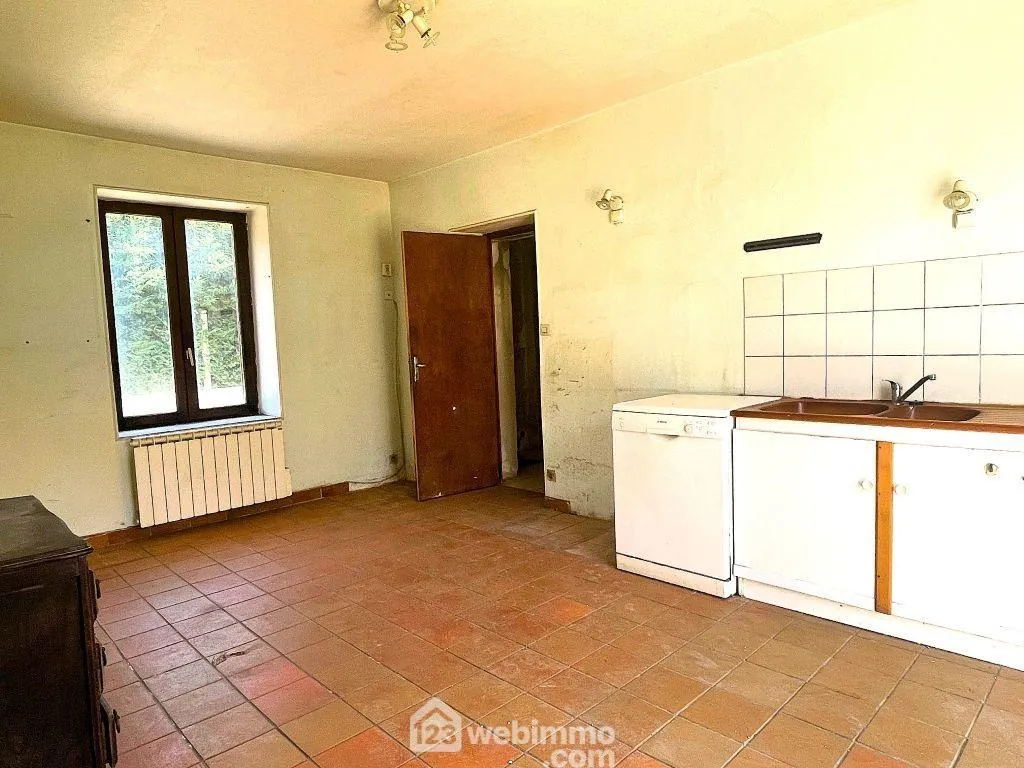 Maison à rénover de 90m² à Nueil-sous-Faye, terrain de 6482 m² 