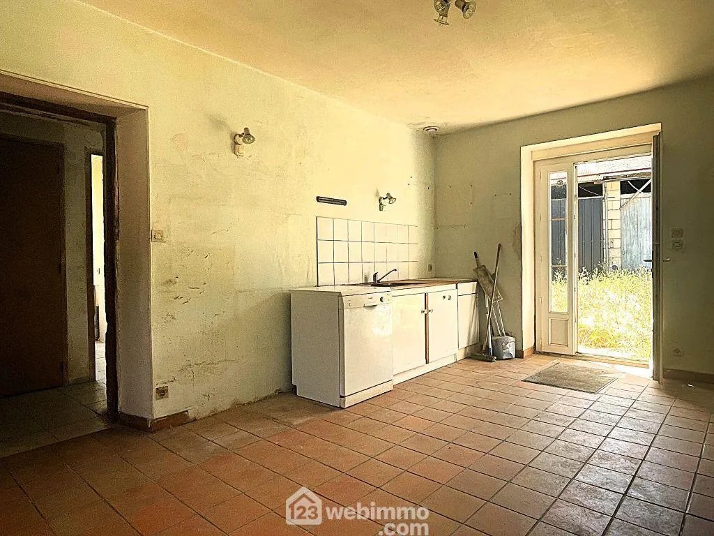 Maison à rénover de 90m² à Nueil-sous-Faye, terrain de 6482 m² 