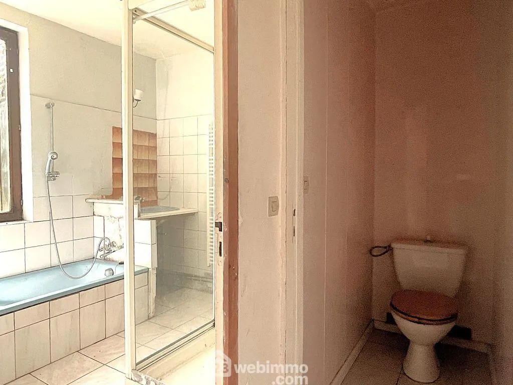 Maison à rénover de 90m² à Nueil-sous-Faye, terrain de 6482 m² 