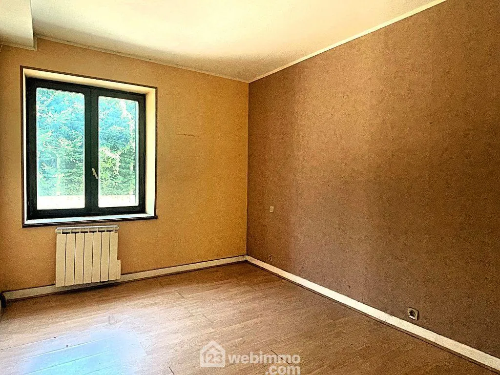 Maison à rénover de 90m² à Nueil-sous-Faye, terrain de 6482 m² 