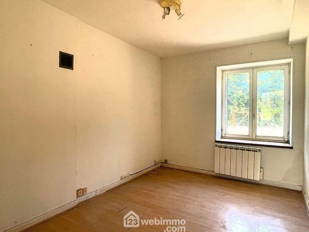 Maison à rénover de 90m² à Nueil-sous-Faye, terrain de 6482 m² 