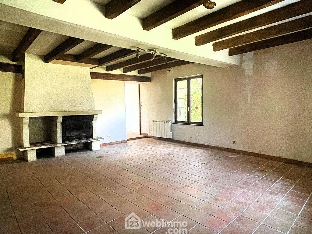 Maison à rénover de 90m² à Nueil-sous-Faye, terrain de 6482 m² 