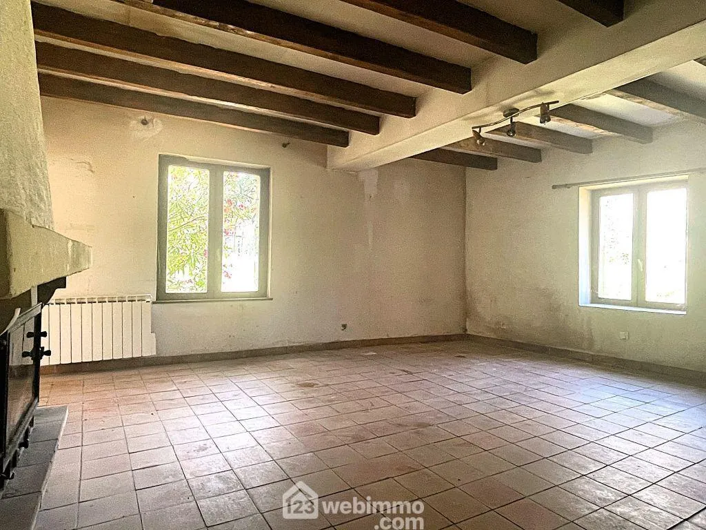 Maison à rénover de 90m² à Nueil-sous-Faye, terrain de 6482 m² 