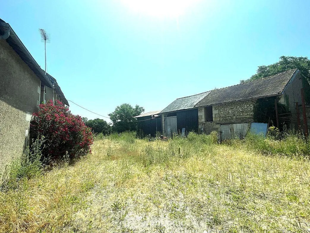 Maison à rénover de 90m² à Nueil-sous-Faye, terrain de 6482 m² 