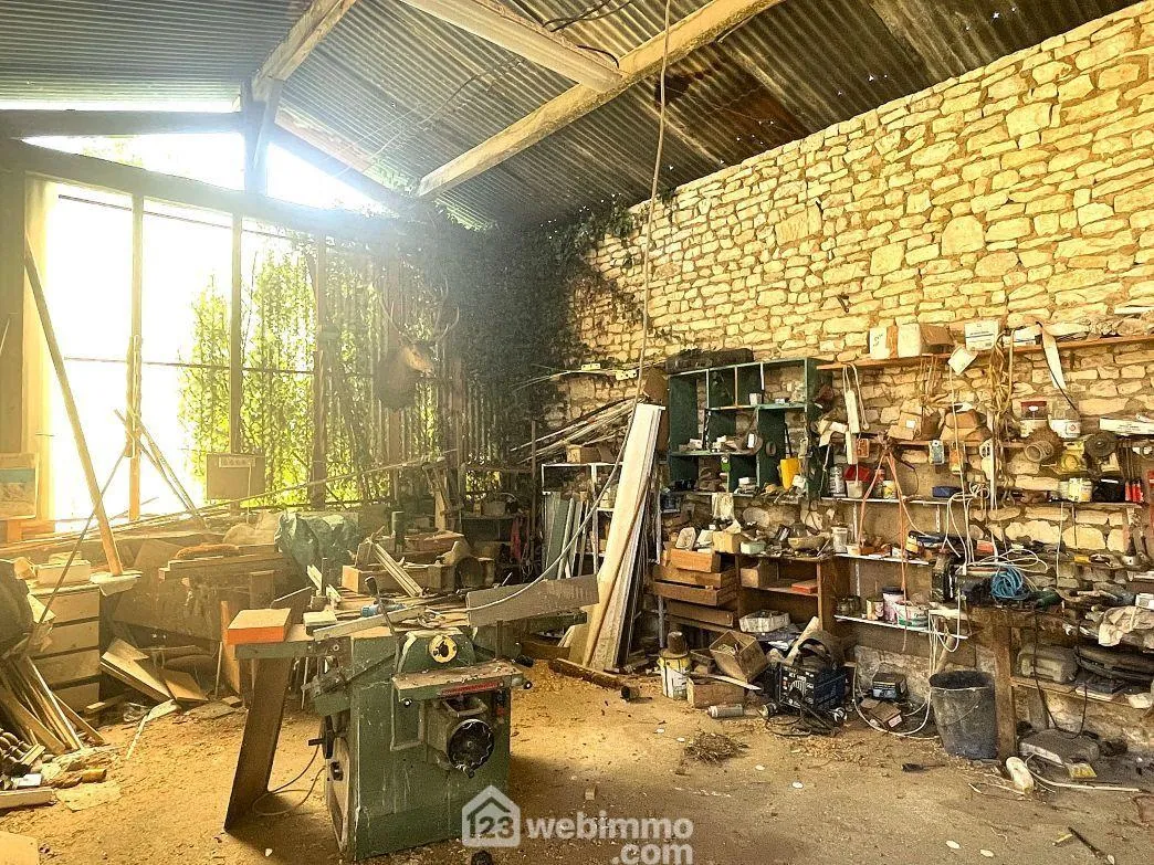 Maison à rénover de 90m² à Nueil-sous-Faye, terrain de 6482 m² 