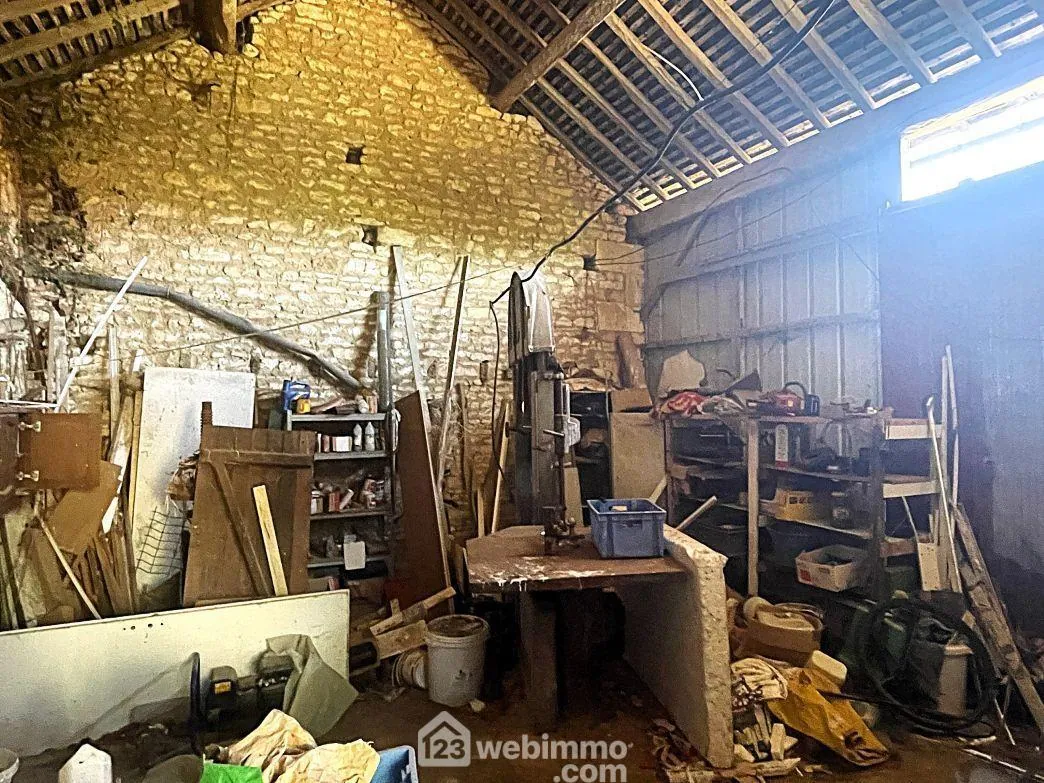 Maison à rénover de 90m² à Nueil-sous-Faye, terrain de 6482 m² 