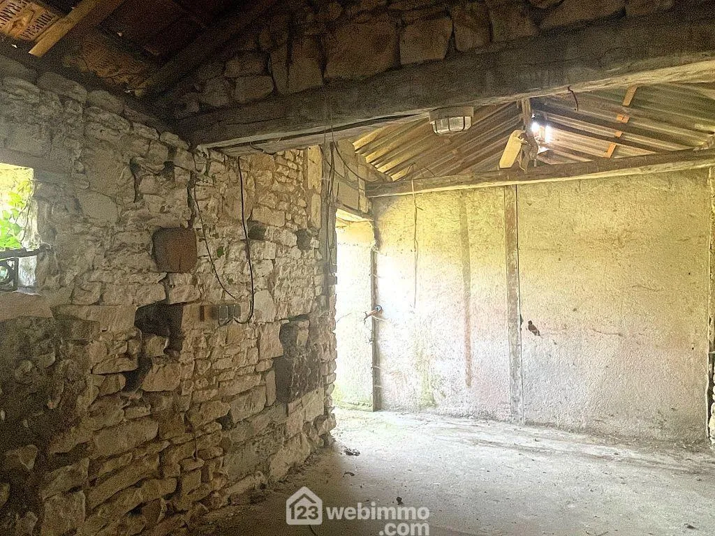 Maison à rénover de 90m² à Nueil-sous-Faye, terrain de 6482 m² 