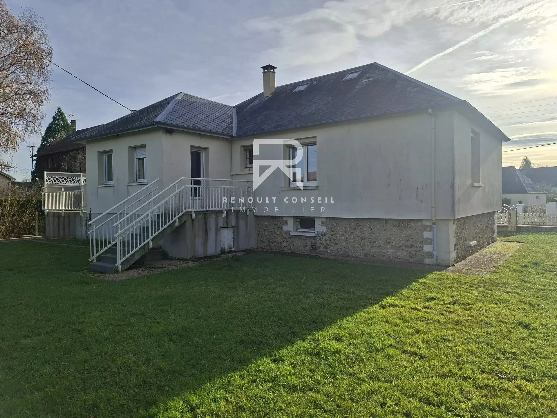 Charmant pavillon rénové de 95 m² avec terrain arboré à Goupil-Othon 