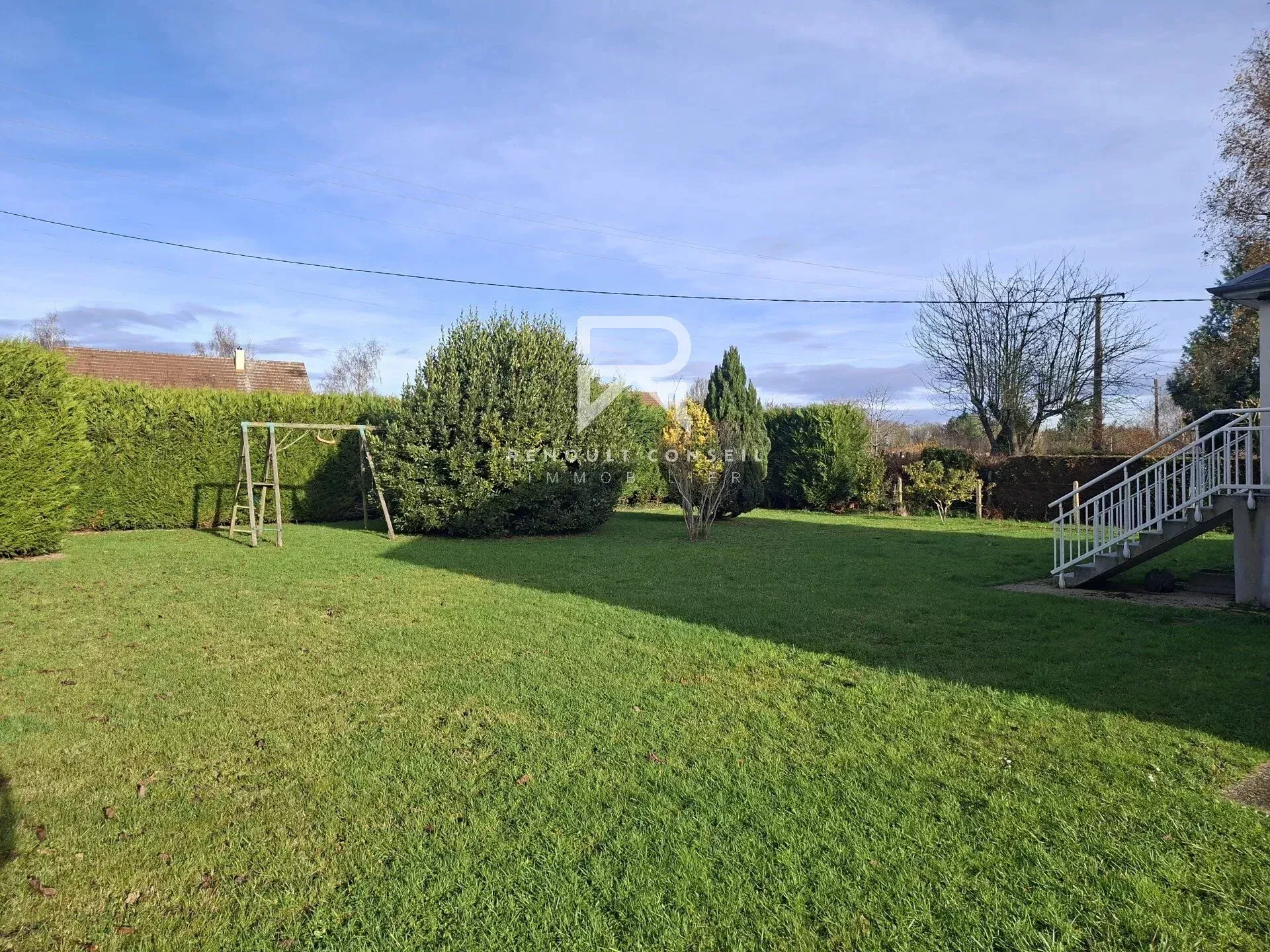 Charmant pavillon rénové de 95 m² avec terrain arboré à Goupil-Othon 