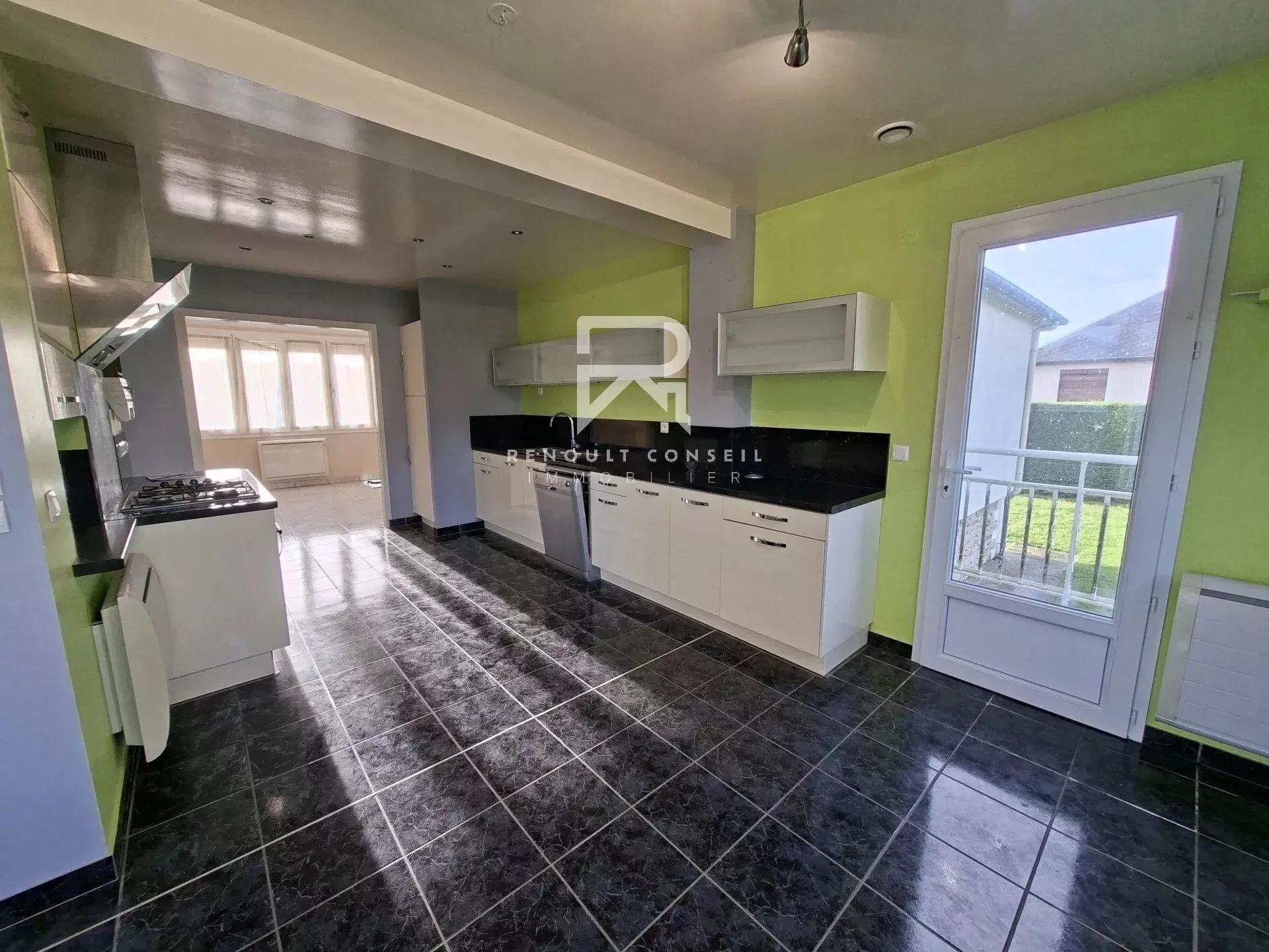 Charmant pavillon rénové de 95 m² avec terrain arboré à Goupil-Othon 