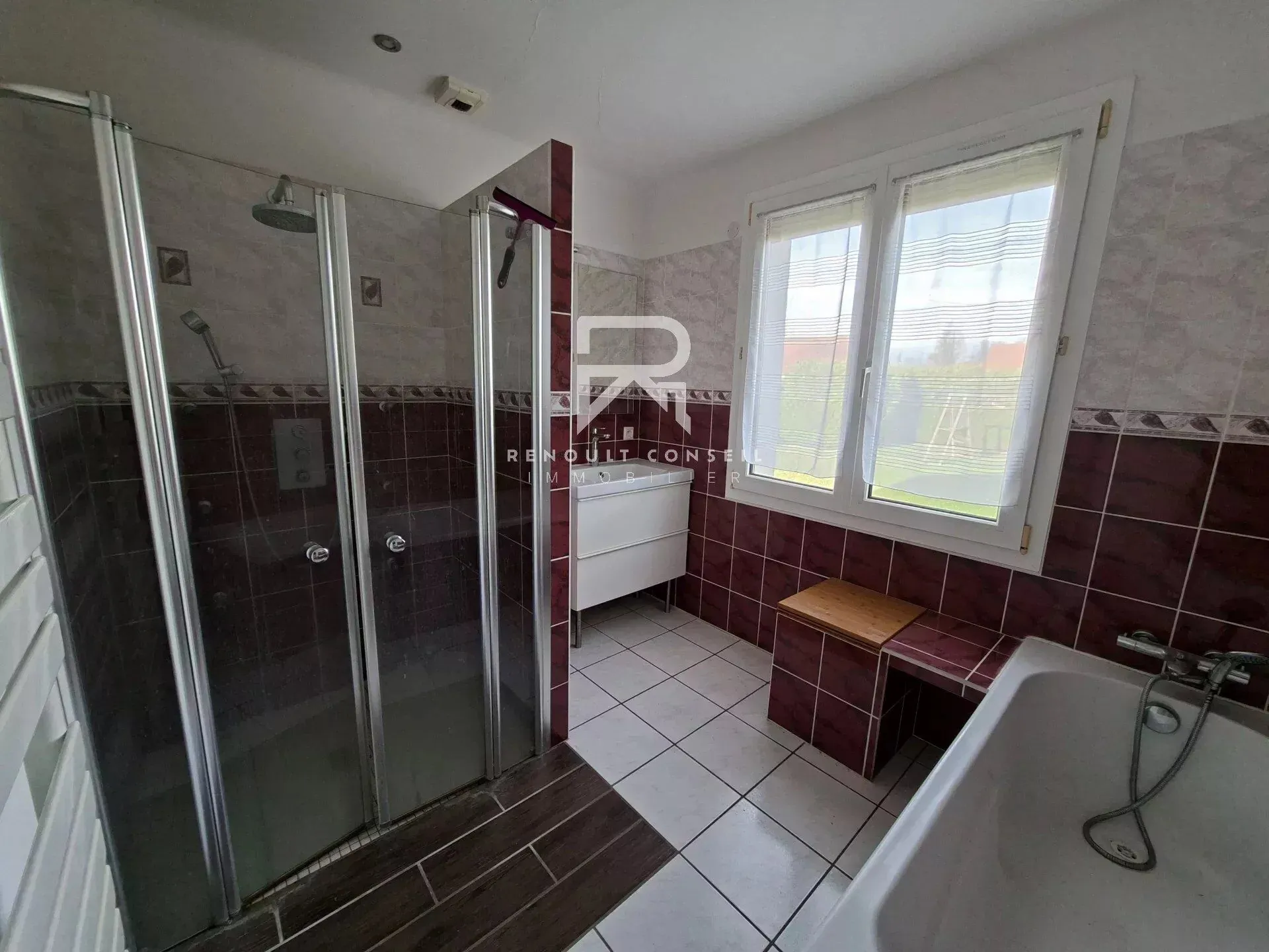 Charmant pavillon rénové de 95 m² avec terrain arboré à Goupil-Othon 