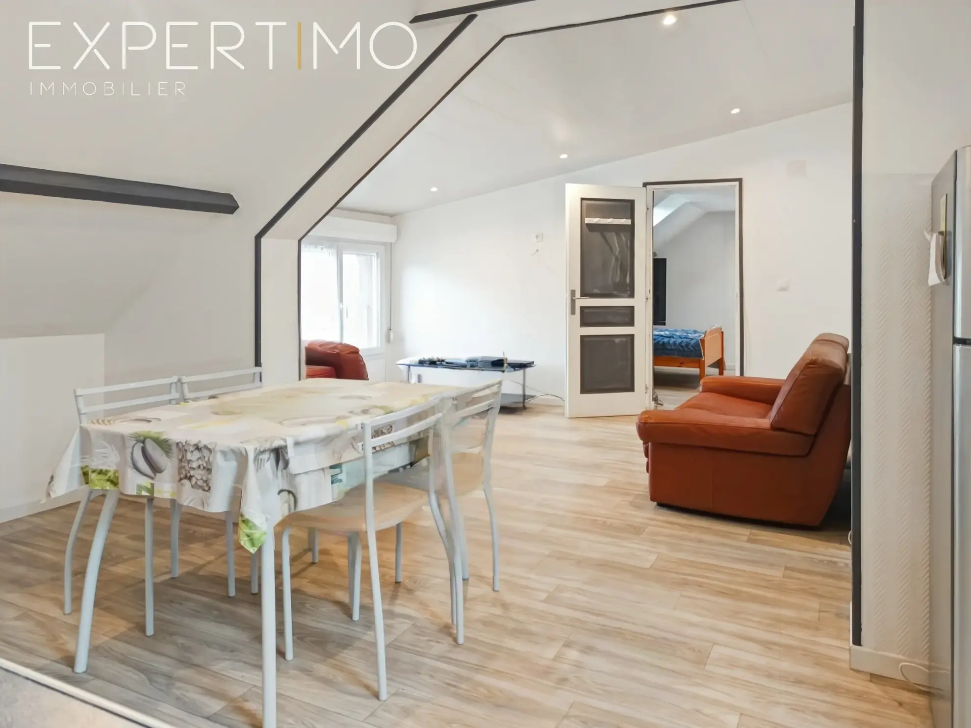 Ensemble immobilier à Rue avec appartements et garages loués, excellente opportunité d’investissement 