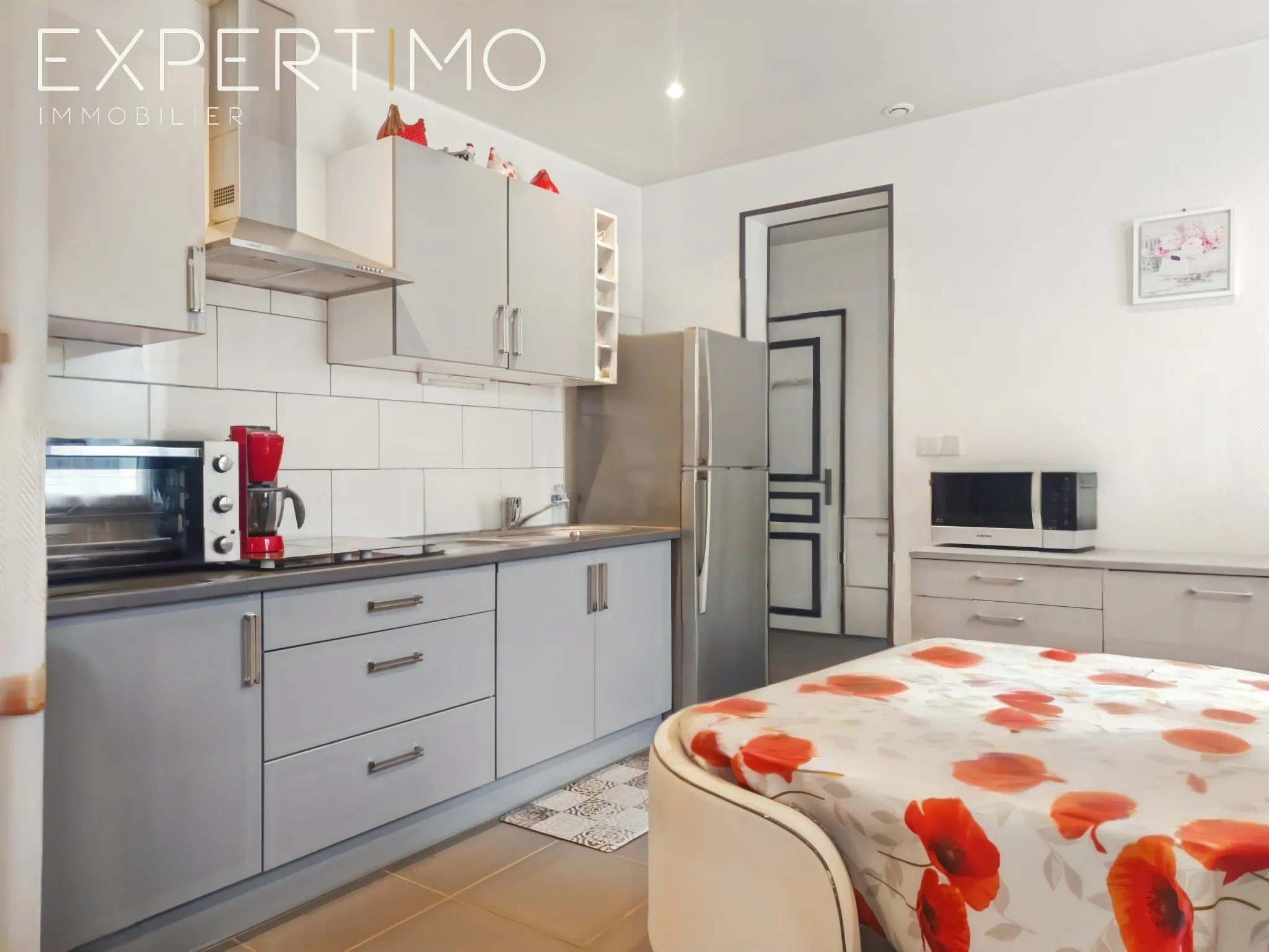 Ensemble immobilier à Rue avec appartements et garages loués, excellente opportunité d’investissement 