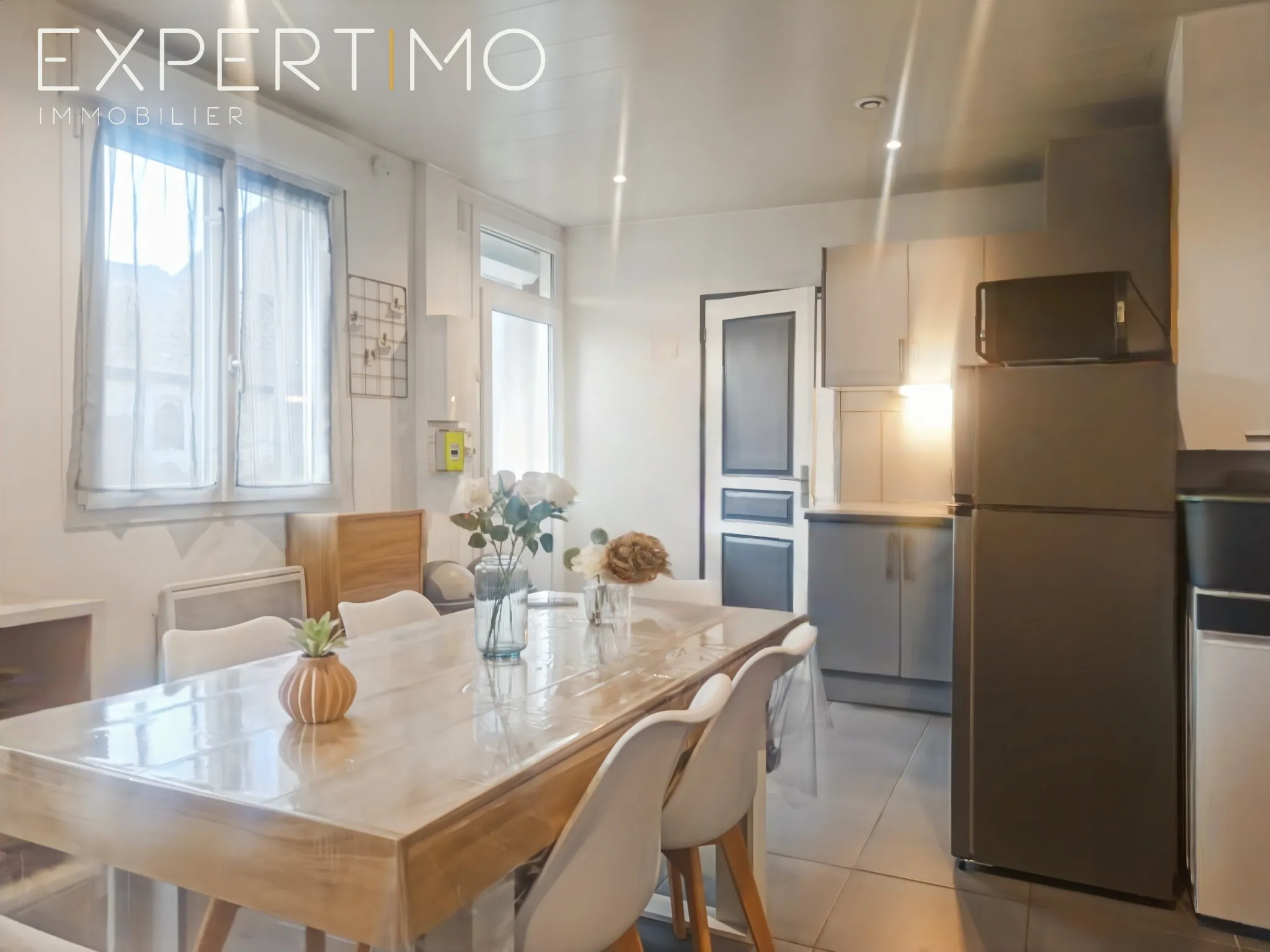 Ensemble immobilier à Rue avec appartements et garages loués, excellente opportunité d’investissement 