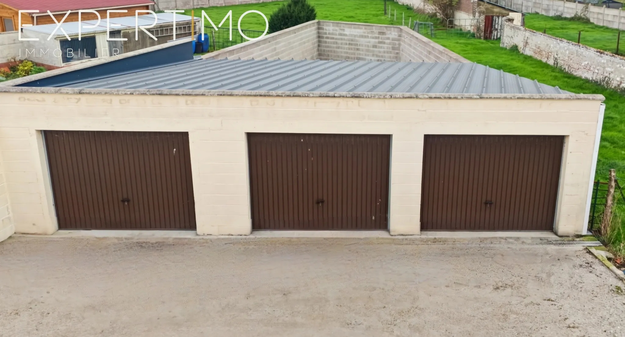 Ensemble immobilier à Rue avec appartements et garages loués, excellente opportunité d’investissement 