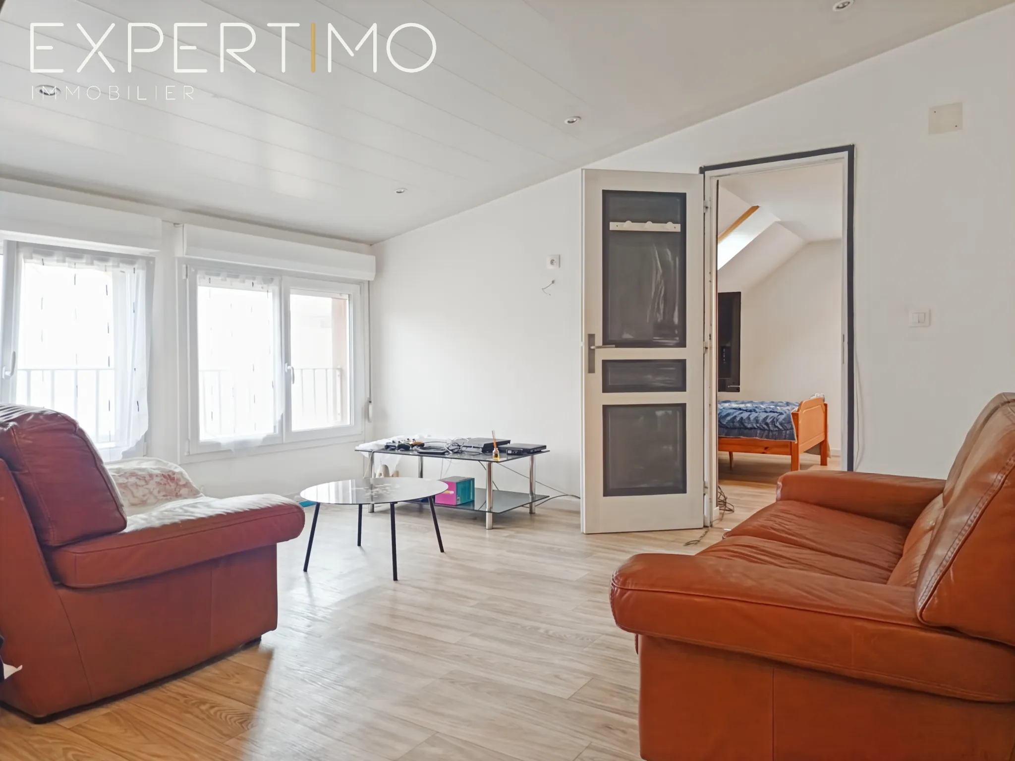 Ensemble immobilier à Rue avec appartements et garages loués, excellente opportunité d’investissement 