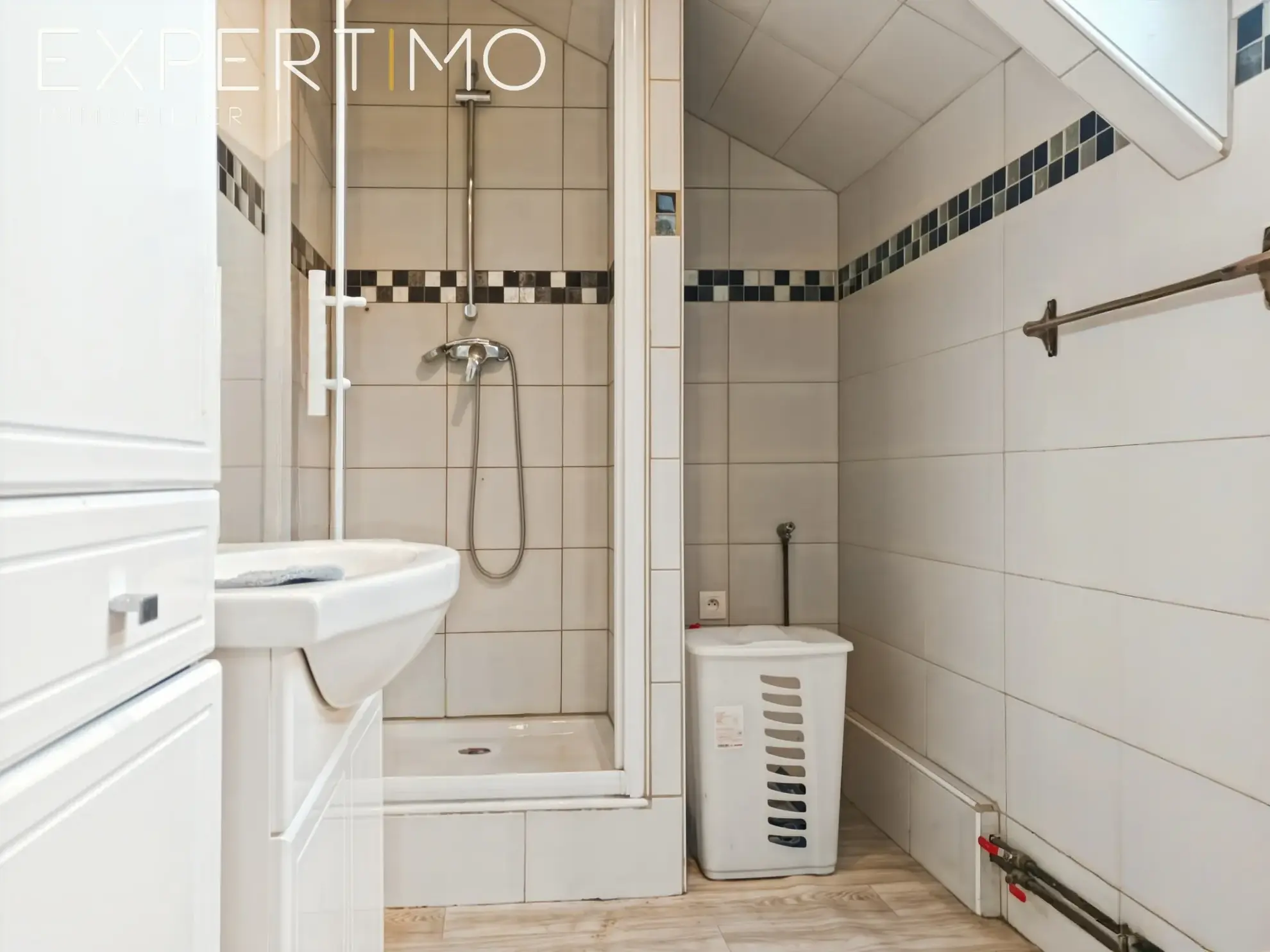 Ensemble immobilier à Rue avec appartements et garages loués, excellente opportunité d’investissement 