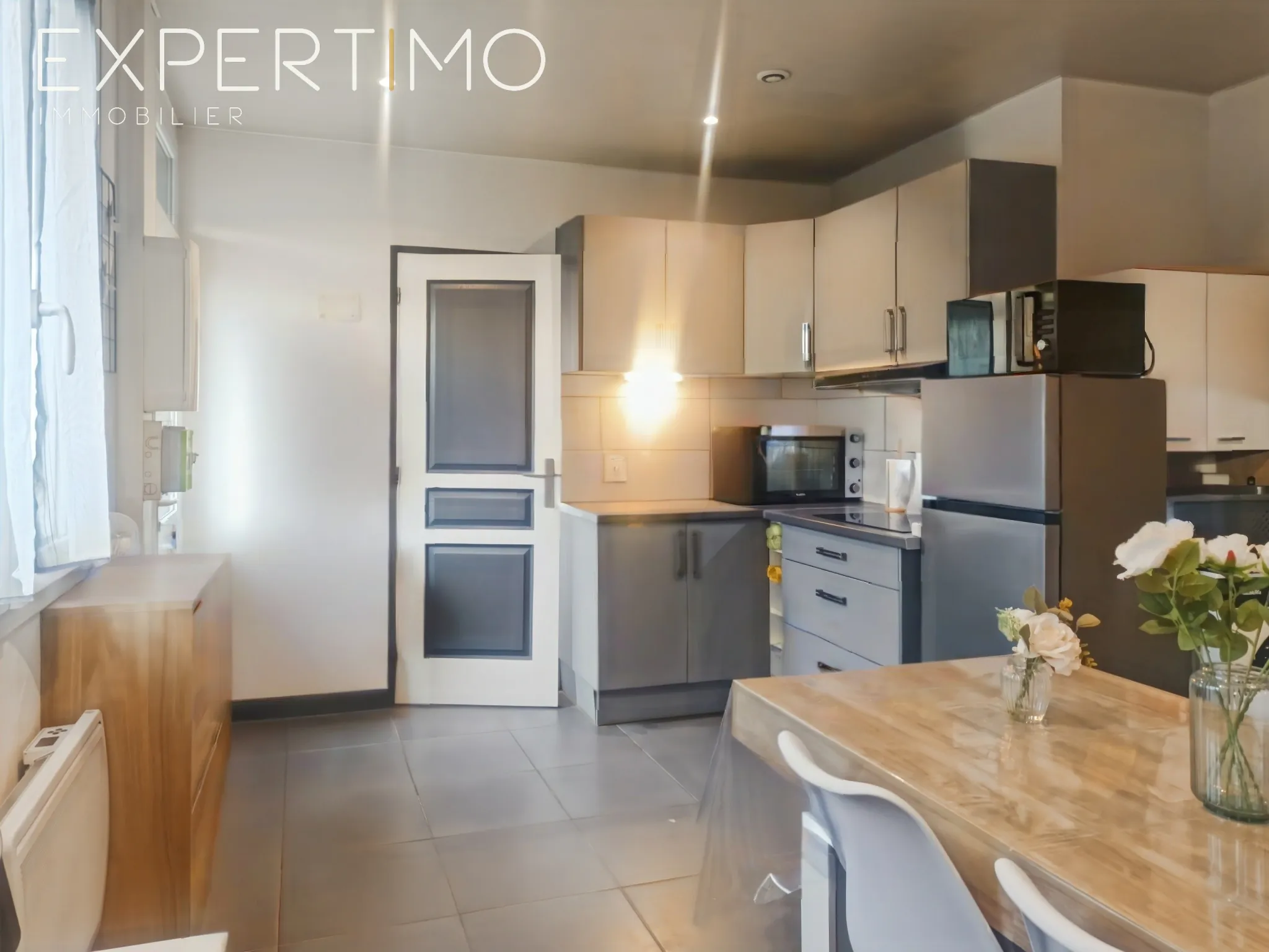 Ensemble immobilier à Rue avec appartements et garages loués, excellente opportunité d’investissement 