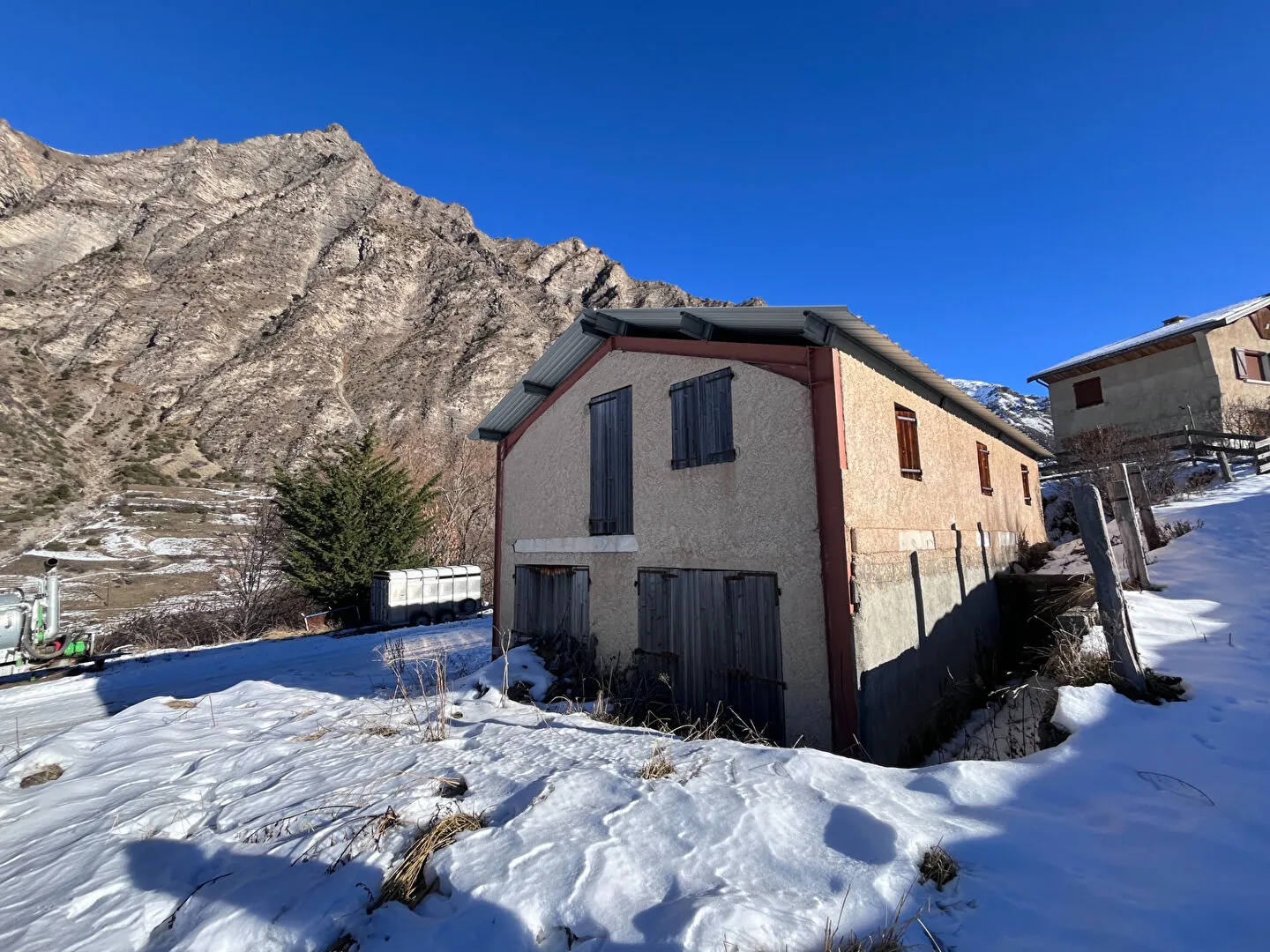 Grand hangar de 80 m² à Crévoux, terrain de 324 m², projet d'urbanisation potentiel