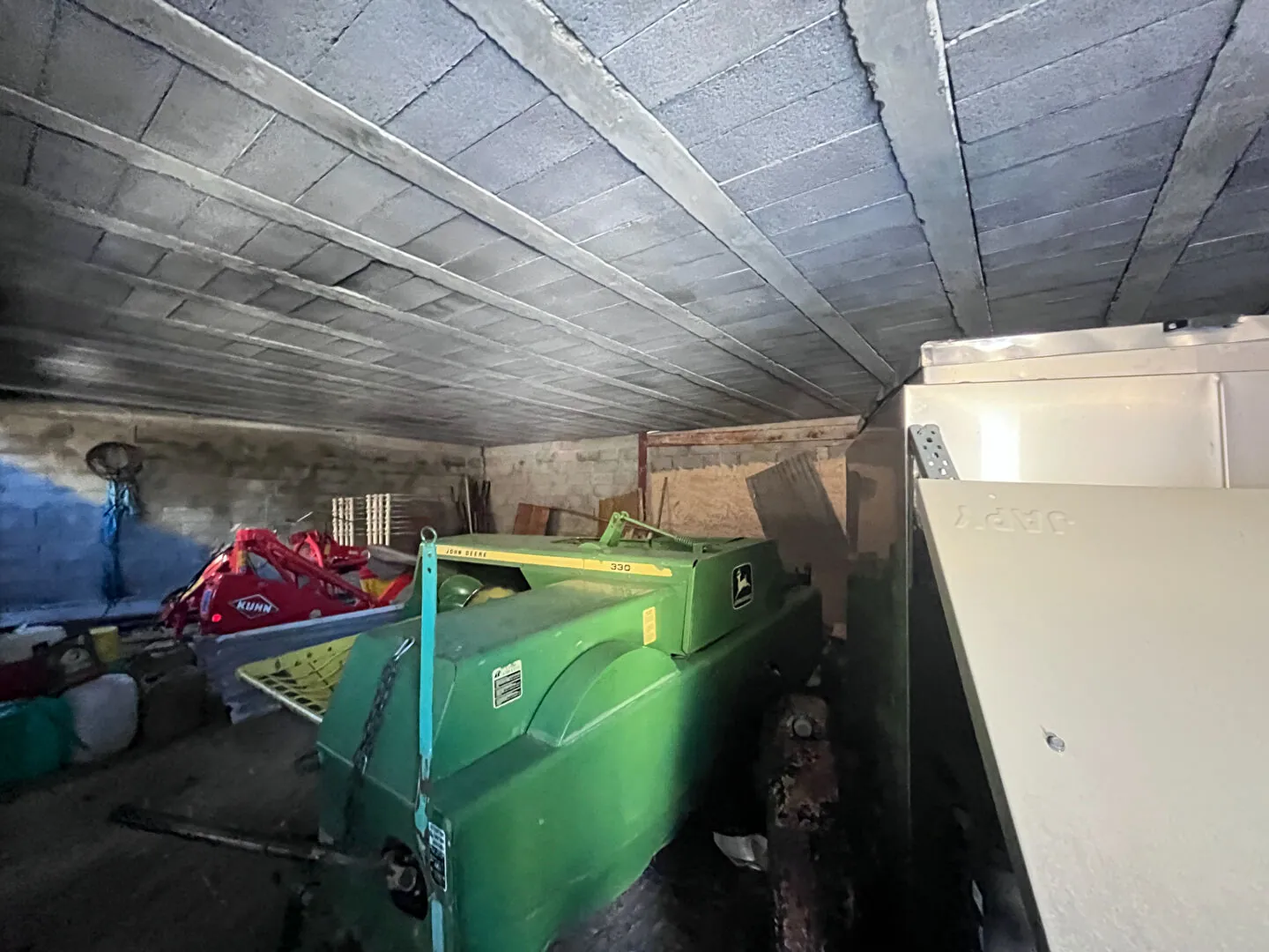 Grand hangar de 80 m² à Crévoux, terrain de 324 m², projet d'urbanisation potentiel 