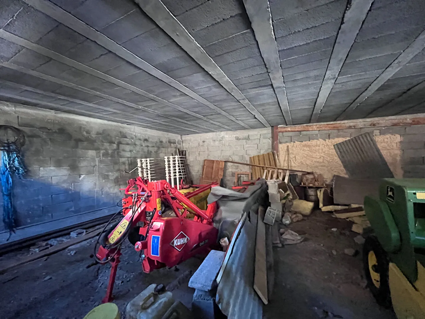 Grand hangar de 80 m² à Crévoux, terrain de 324 m², projet d'urbanisation potentiel 