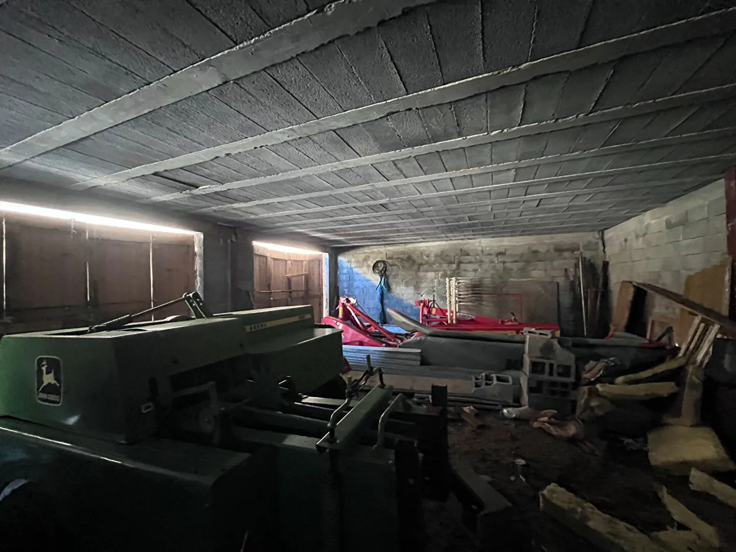 Grand hangar de 80 m² à Crévoux, terrain de 324 m², projet d'urbanisation potentiel 