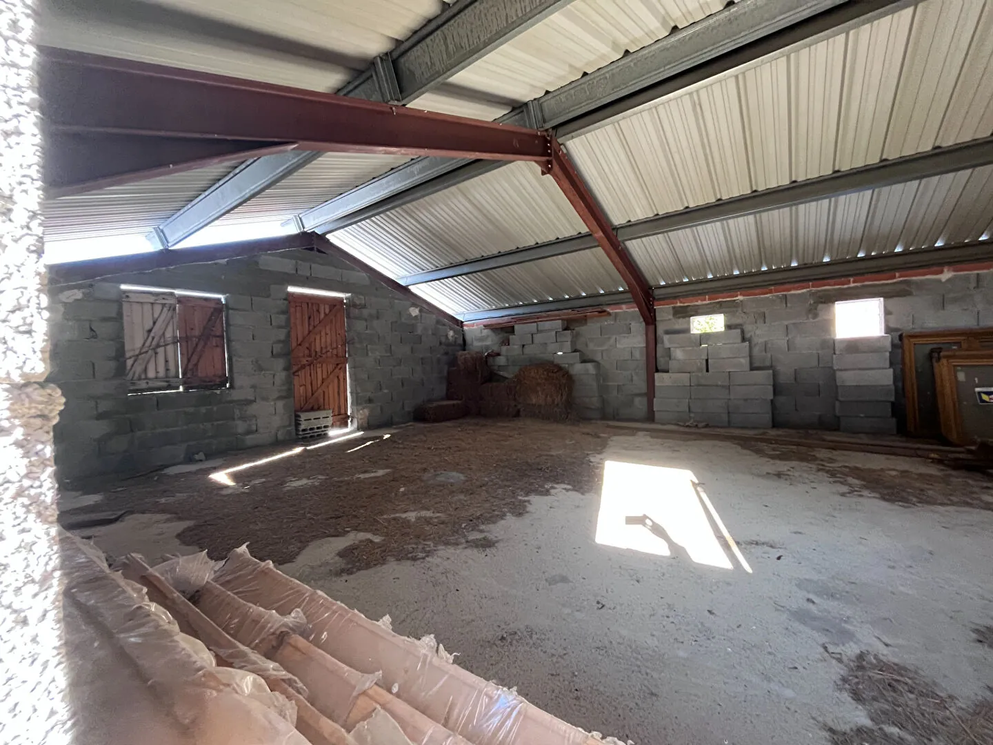 Grand hangar de 80 m² à Crévoux, terrain de 324 m², projet d'urbanisation potentiel 