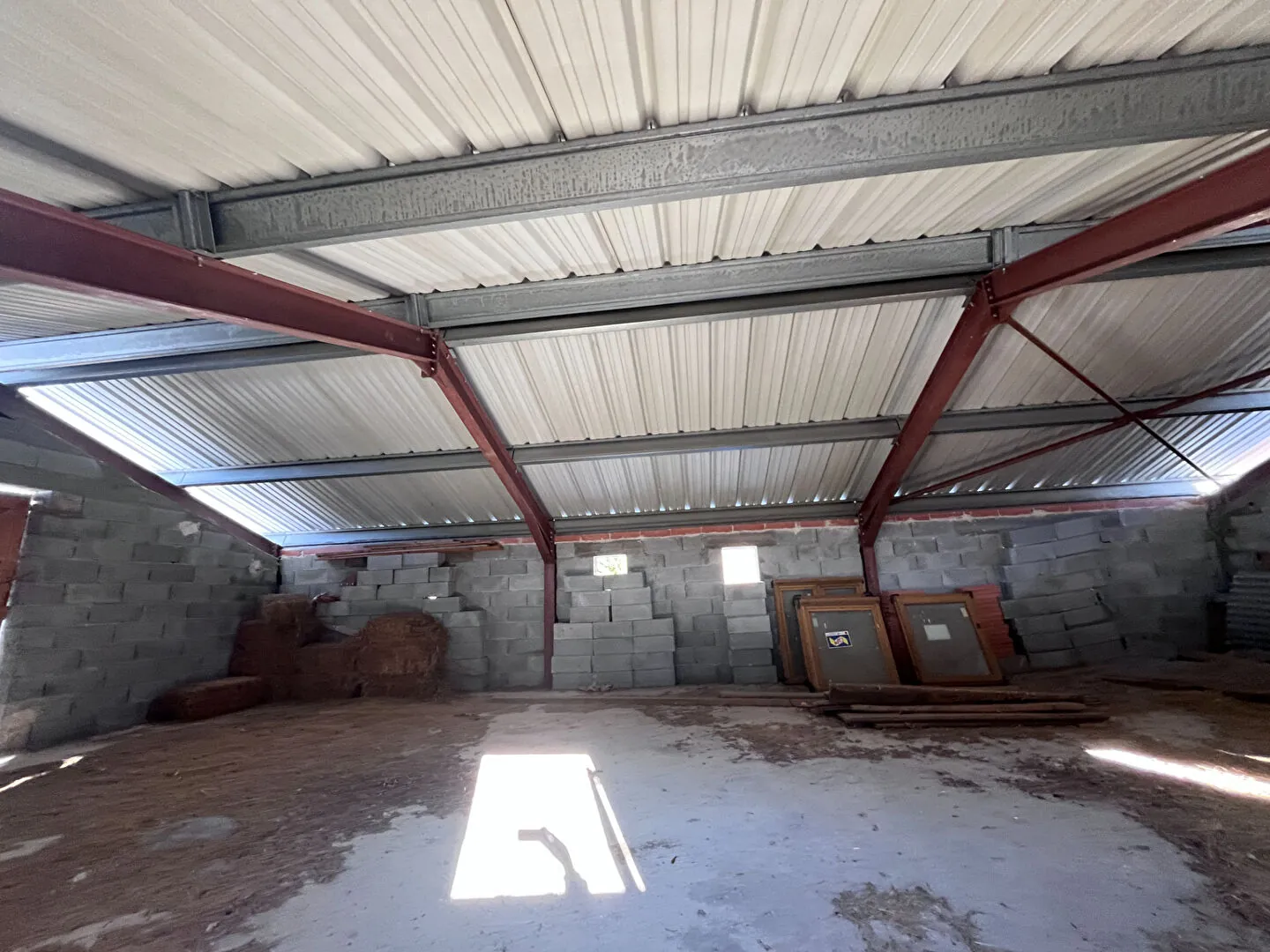 Grand hangar de 80 m² à Crévoux, terrain de 324 m², projet d'urbanisation potentiel 