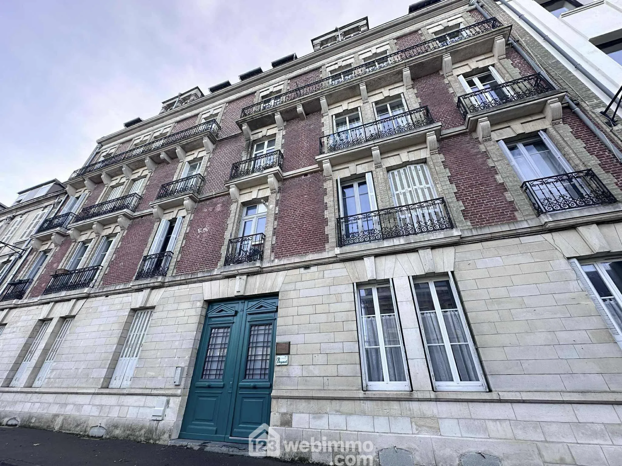 À vendre appartement T2 de 61 m² à Laon, résidence sécurisée avec cave et parking 