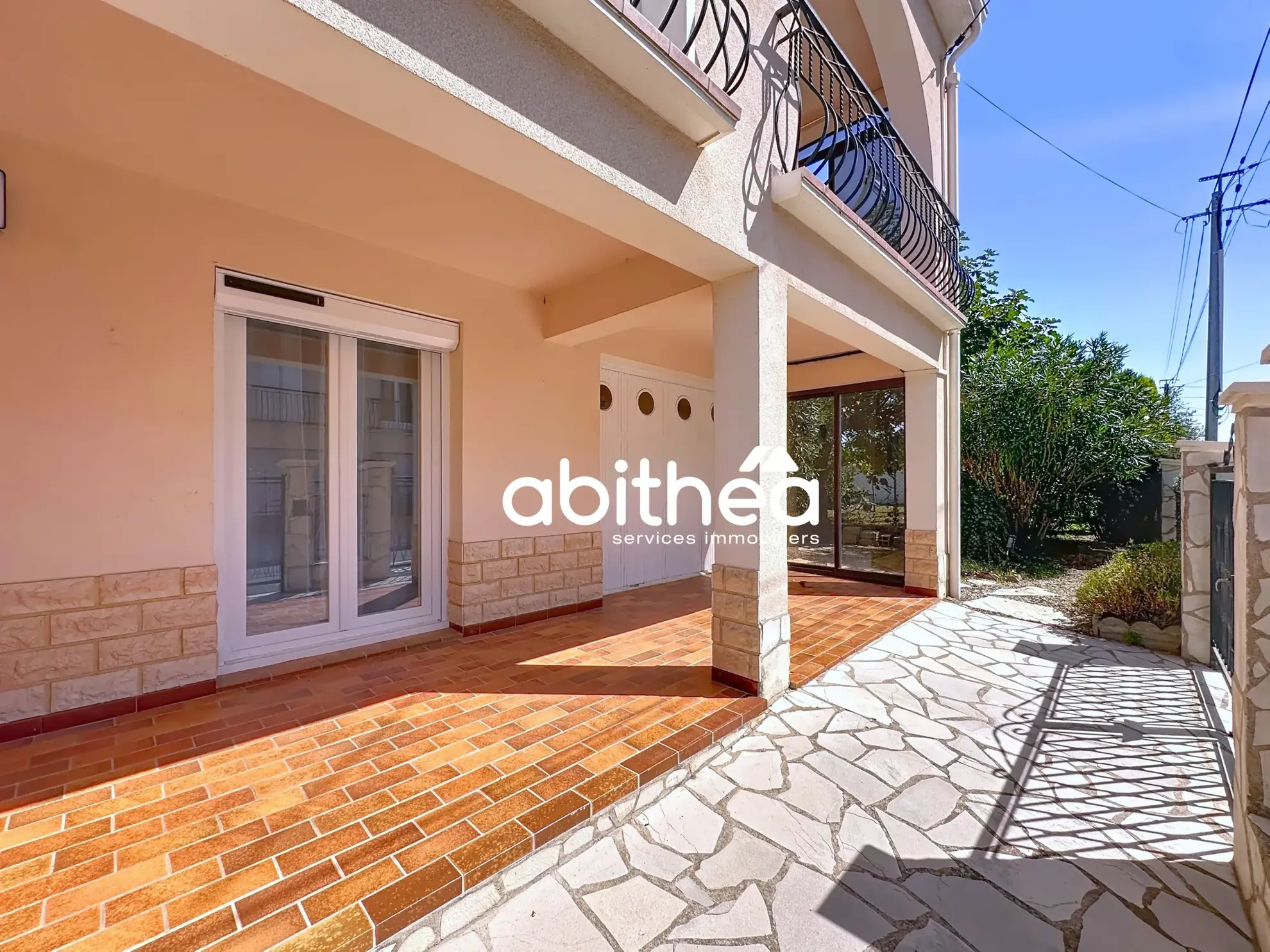 Maison 4 faces rénovée de 110 m² à Béziers, 3 chambres, jardin et garage