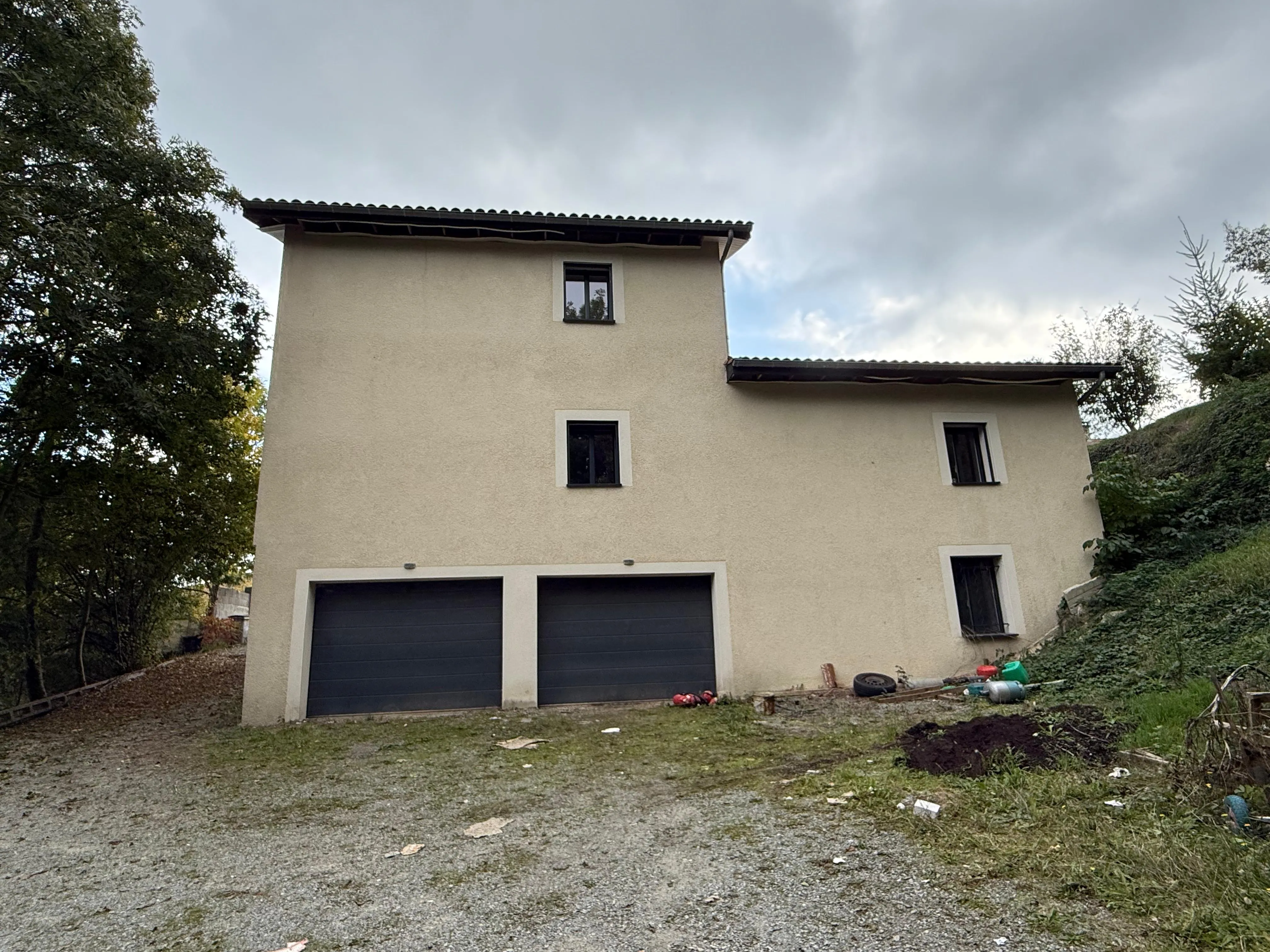 Maison moderne de 152 m² avec grand terrain à Marcilly-le-Châtel 