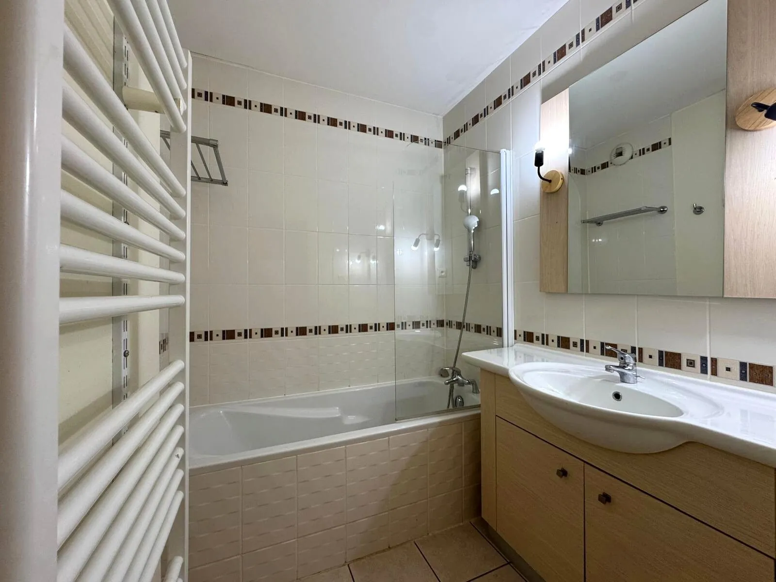 Appartement 2 pièces rénové à Divonne-les-Bains avec terrasse et parking 