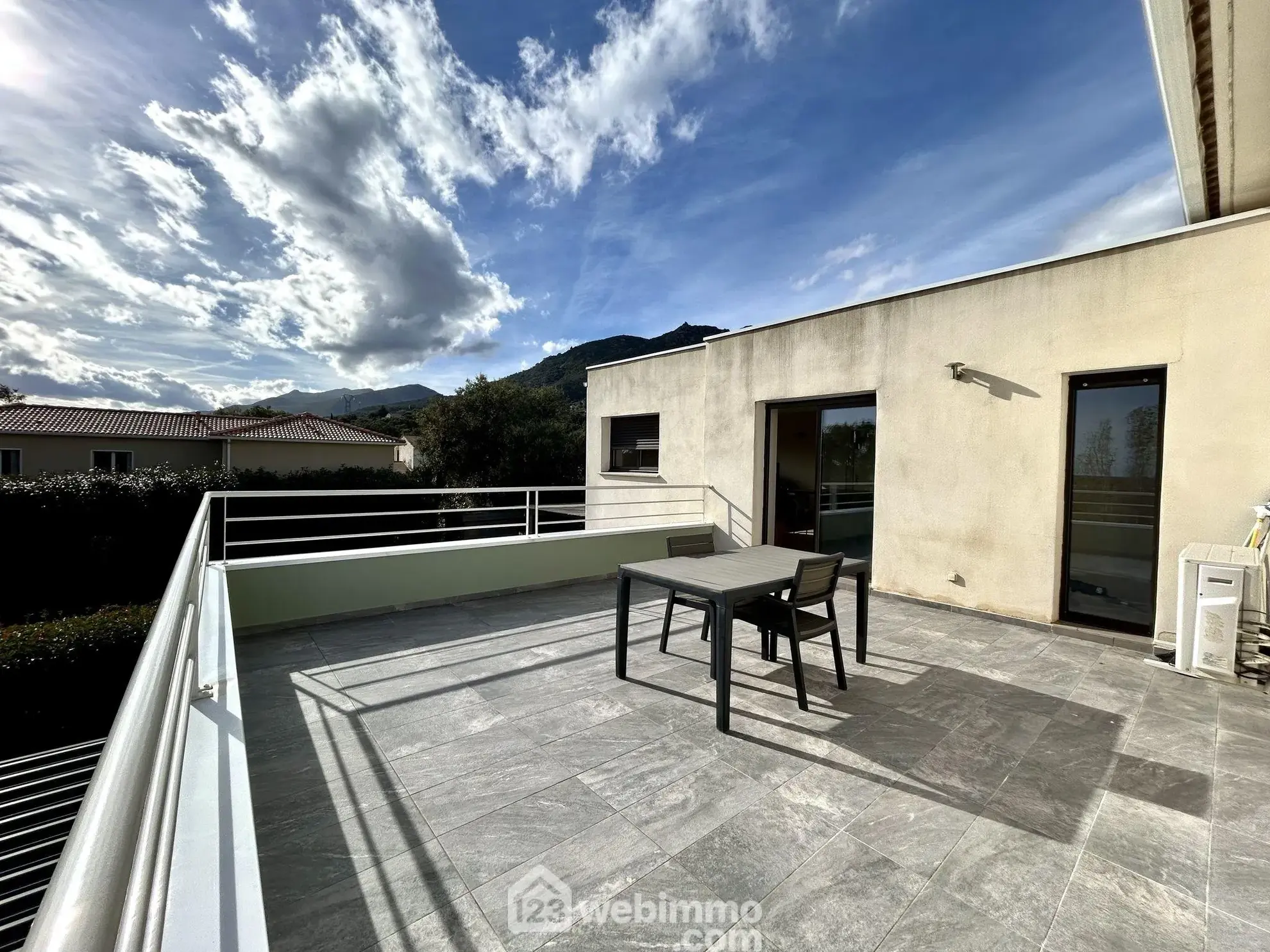 Appartement 3 pièces de 63 m² à Biguglia avec terrasse et parking - Vue mer 