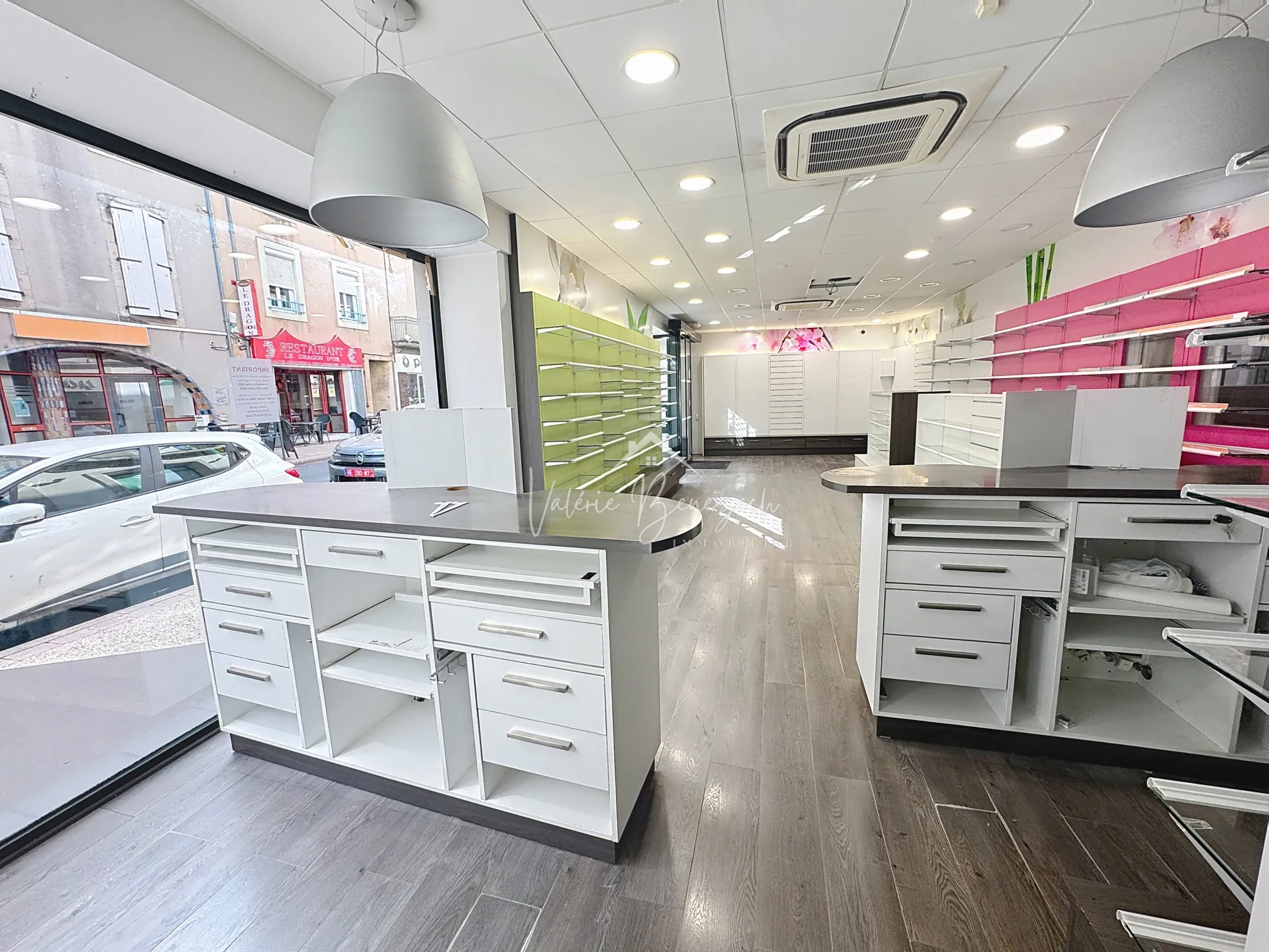 Local commercial à vendre à Saint-Affrique - Emplacement stratégique et vitrine spacieuse