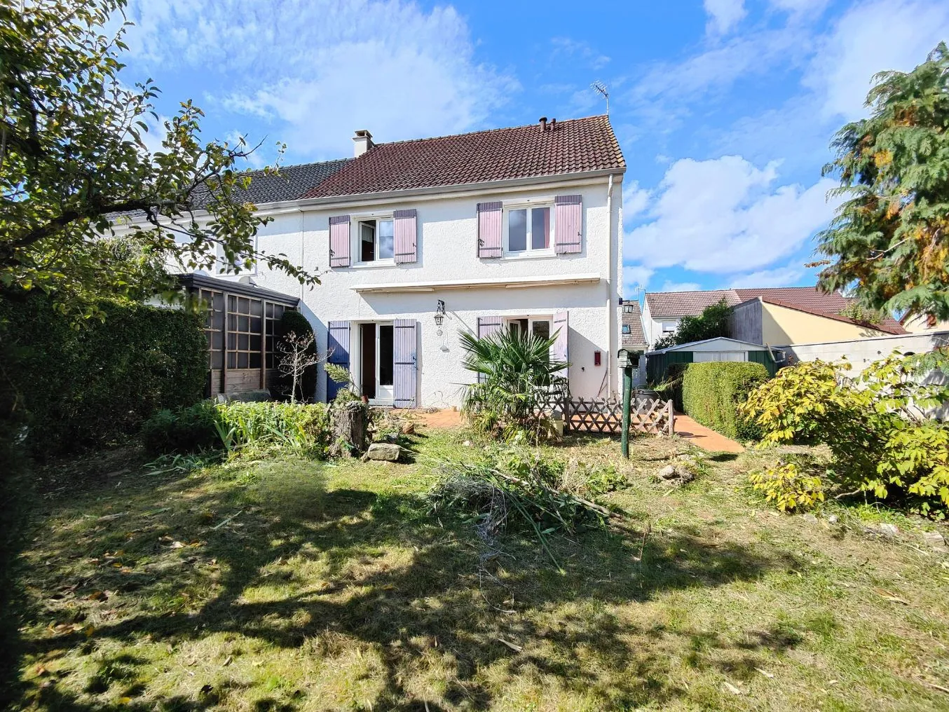Maison familiale lumineuse avec terrasse et garage à Cheny