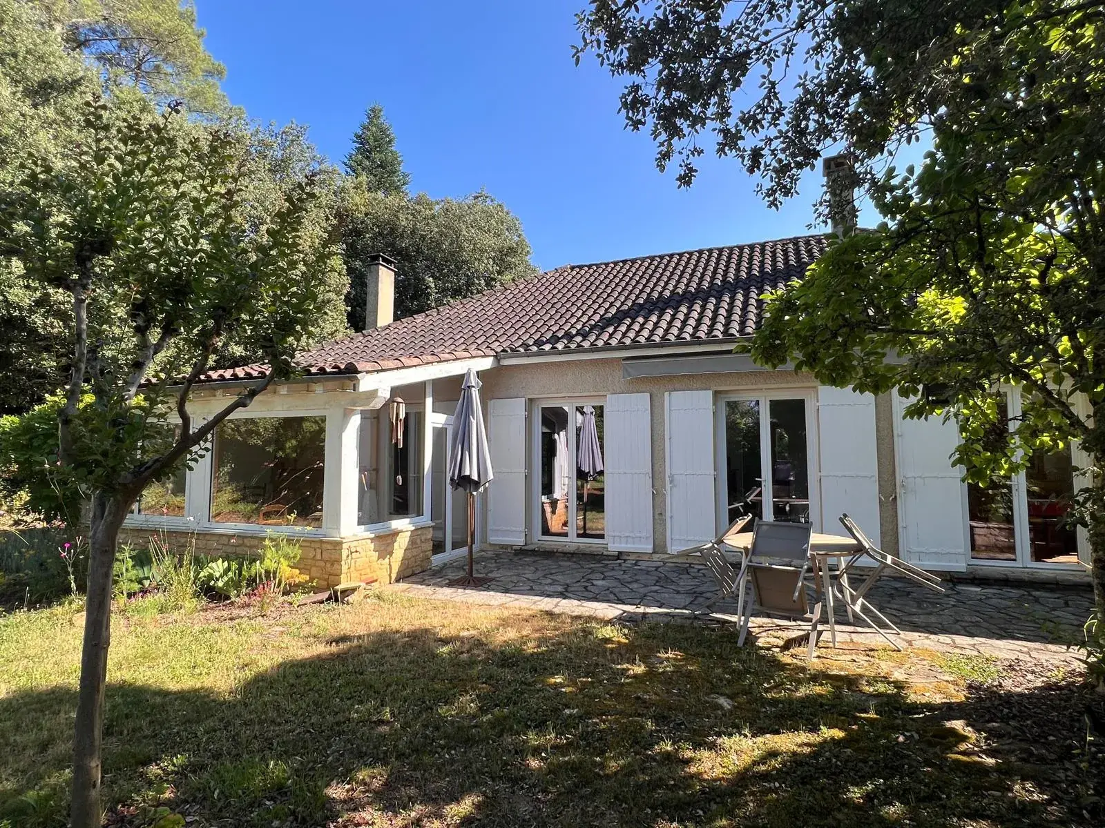 Maison individuelle à Sarlat avec grand jardin et terrasse, proche du centre-ville