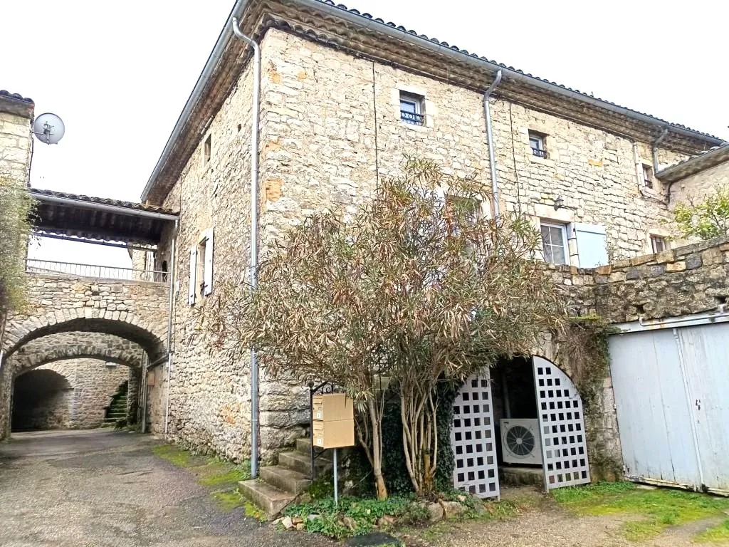 Appartement en duplex avec terrasse, cave et garage à Saint Maurice d'Ibie