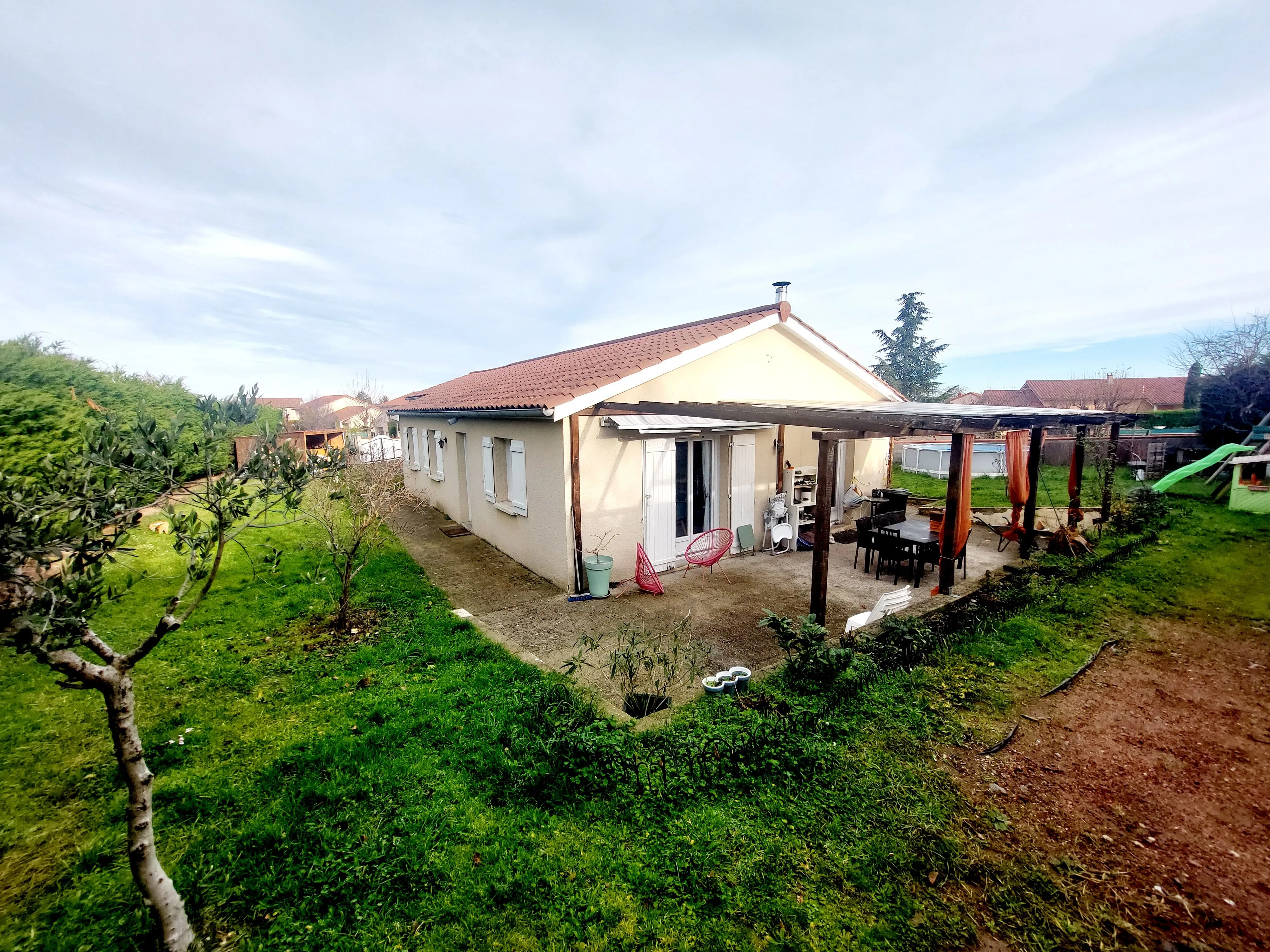 Maison 5 chambres à Champdieu - 126 m² avec terrain et panneaux solaires 