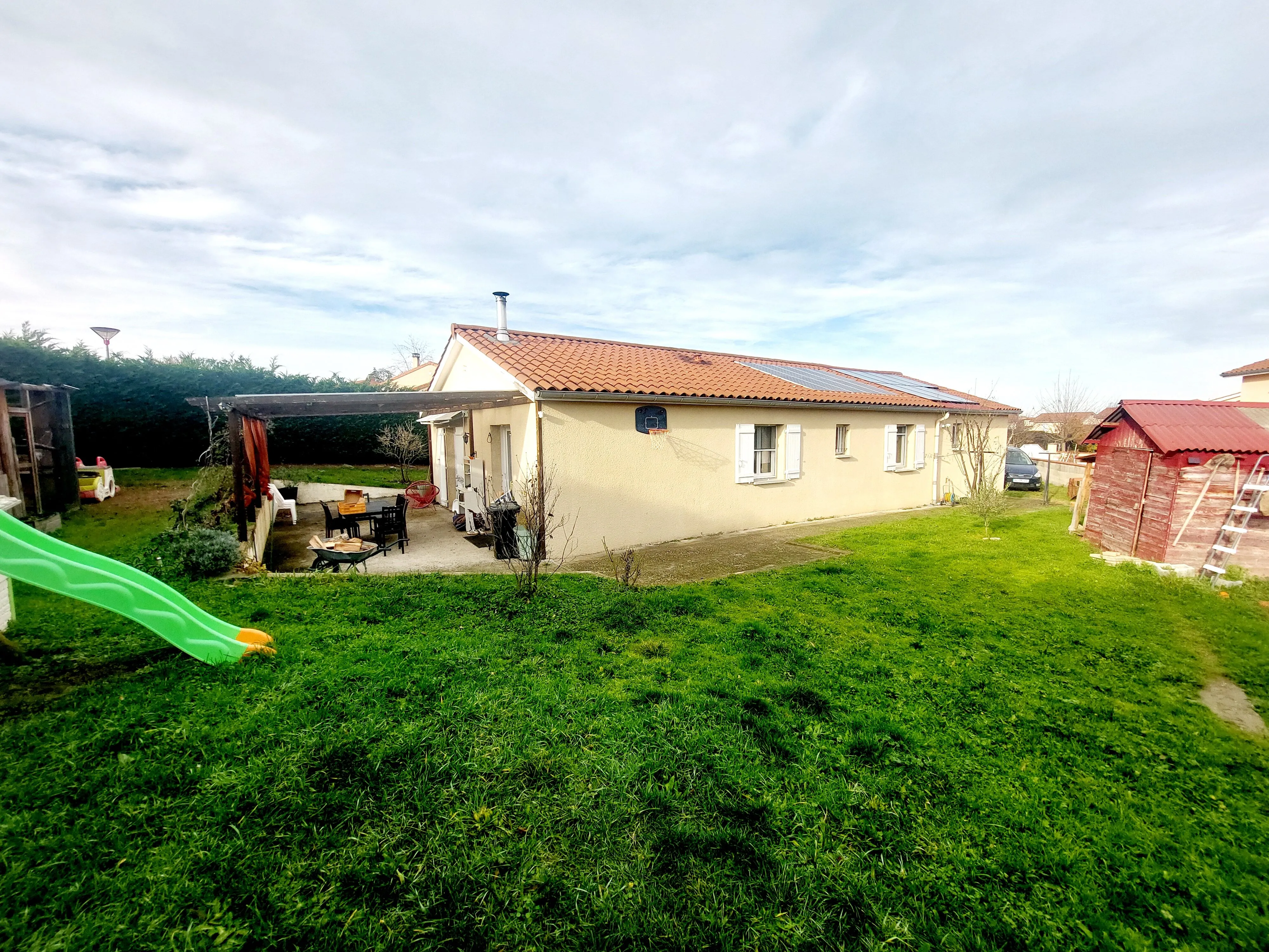 Maison 5 chambres à Champdieu - 126 m² avec terrain et panneaux solaires 