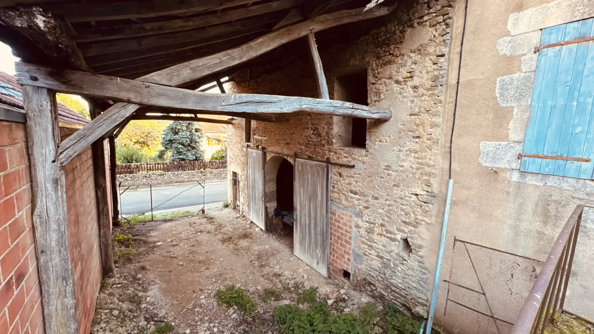 Ancien corps de ferme à rénover avec dépendances et jardin à Thory 