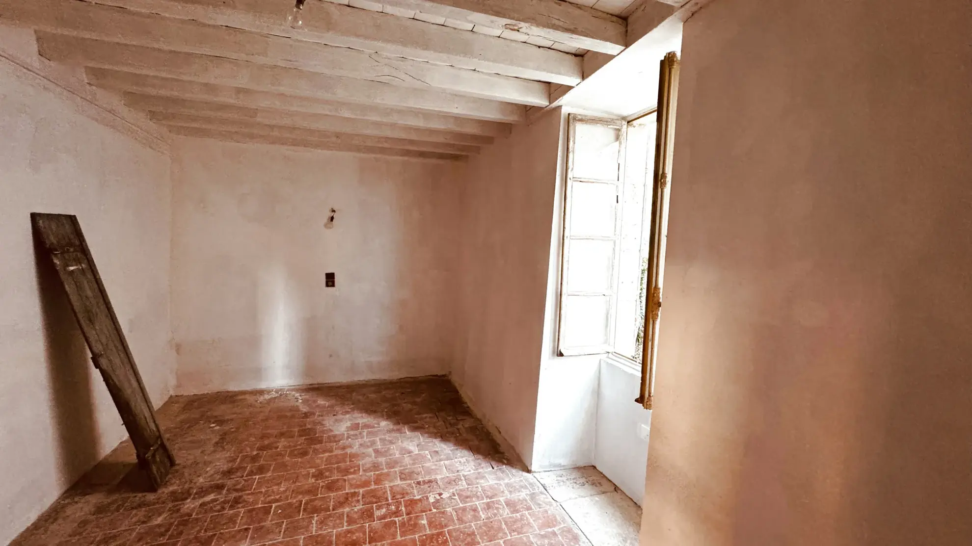 Ancien corps de ferme à rénover avec dépendances et jardin à Thory 