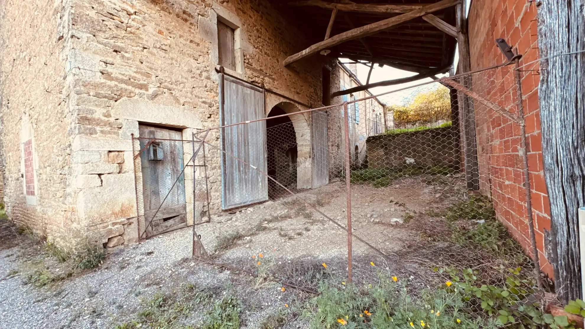 Ancien corps de ferme à rénover avec dépendances et jardin à Thory 