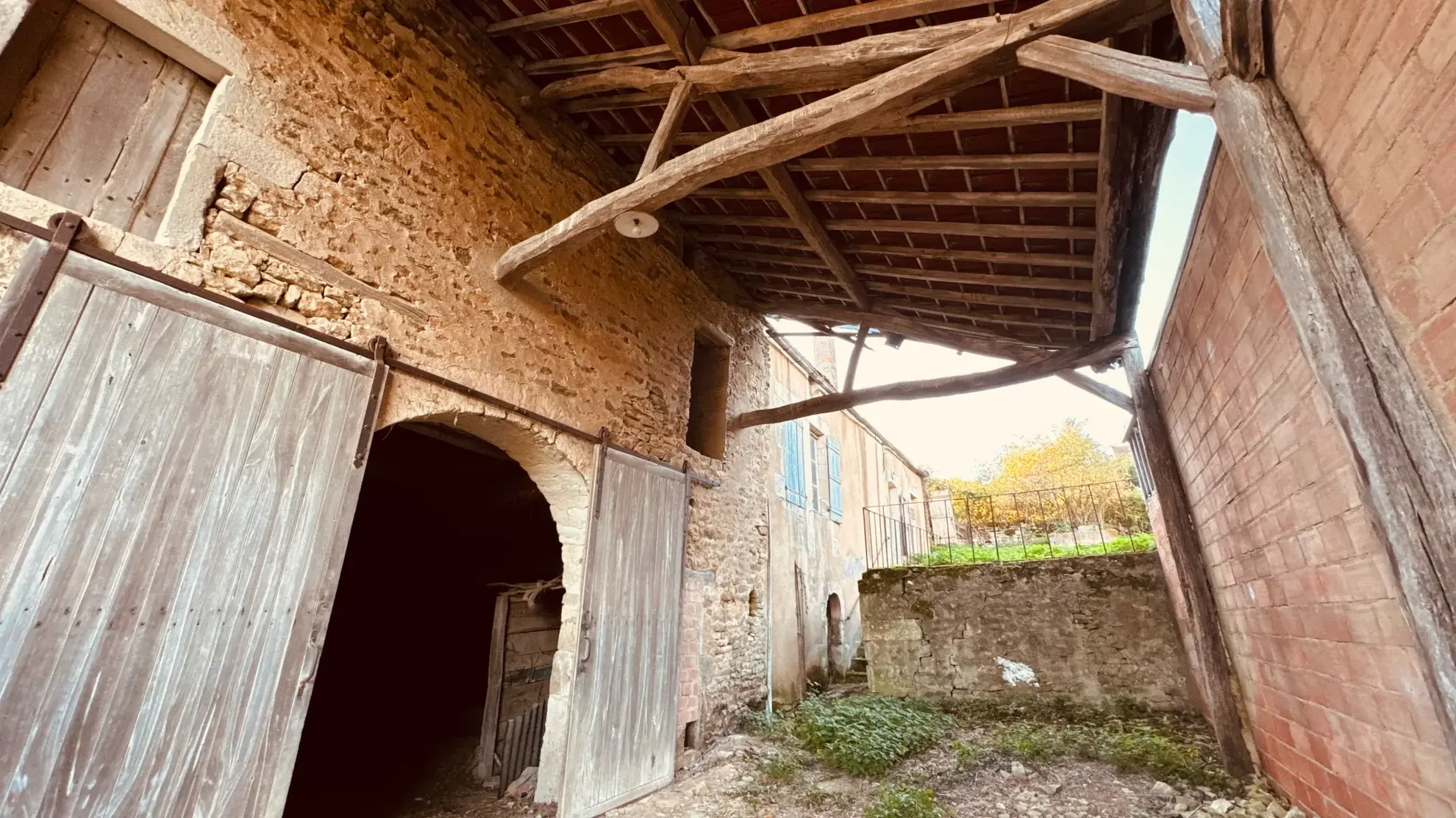 Ancien corps de ferme à rénover avec dépendances et jardin à Thory 