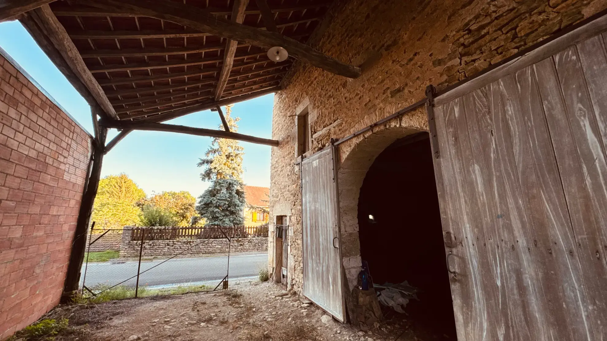 Ancien corps de ferme à rénover avec dépendances et jardin à Thory 